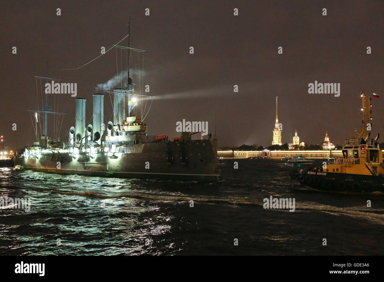 San Pietroburgo, Russia. 16 Luglio, 2016. In Russia la famosa incrociatore Aurora ritorna alla sua eterna parcheggio sul terrapieno di Pietrogrado a San Pietroburgo, Russia, 16 luglio 2016. TASS ha riferito che Aurora sarà aperta ai visitatori il 31 luglio, la marina russa giorno. I lavori di ristrutturazione della nave costo 840 milioni di rubli (circa 13 milioni di dollari). Credito: Irina Motina/Xinhua/Alamy Live News Foto Stock