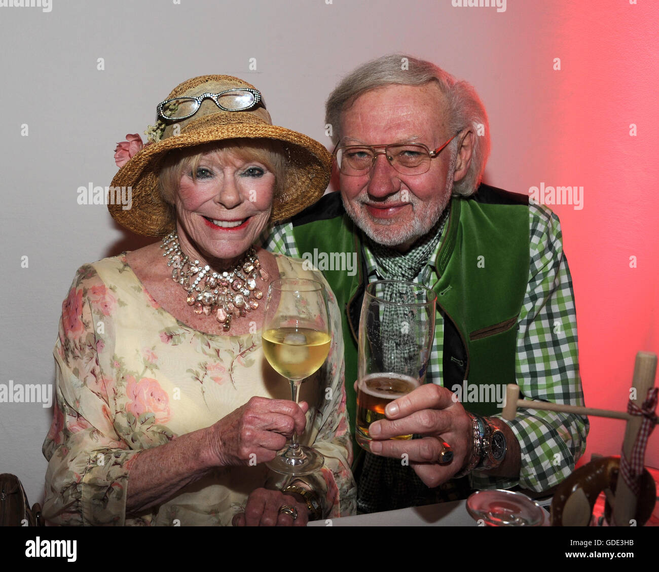 Bad Griesbach, Germania. Il 15 luglio 2017. L'attrice Elke Sommer e suo marito Walther Wolf ha celebrato a stare insieme della serata bavarese nel contesto della ventinovesima Kaiser Cup torneo di golf del Franz-Beckenbauer-fondazione all'Quellness Golf Resort di Bad Griesbach, Germania, 15 luglio 2017. Foto: Ursula Dueren/dpa/Alamy Live News Foto Stock