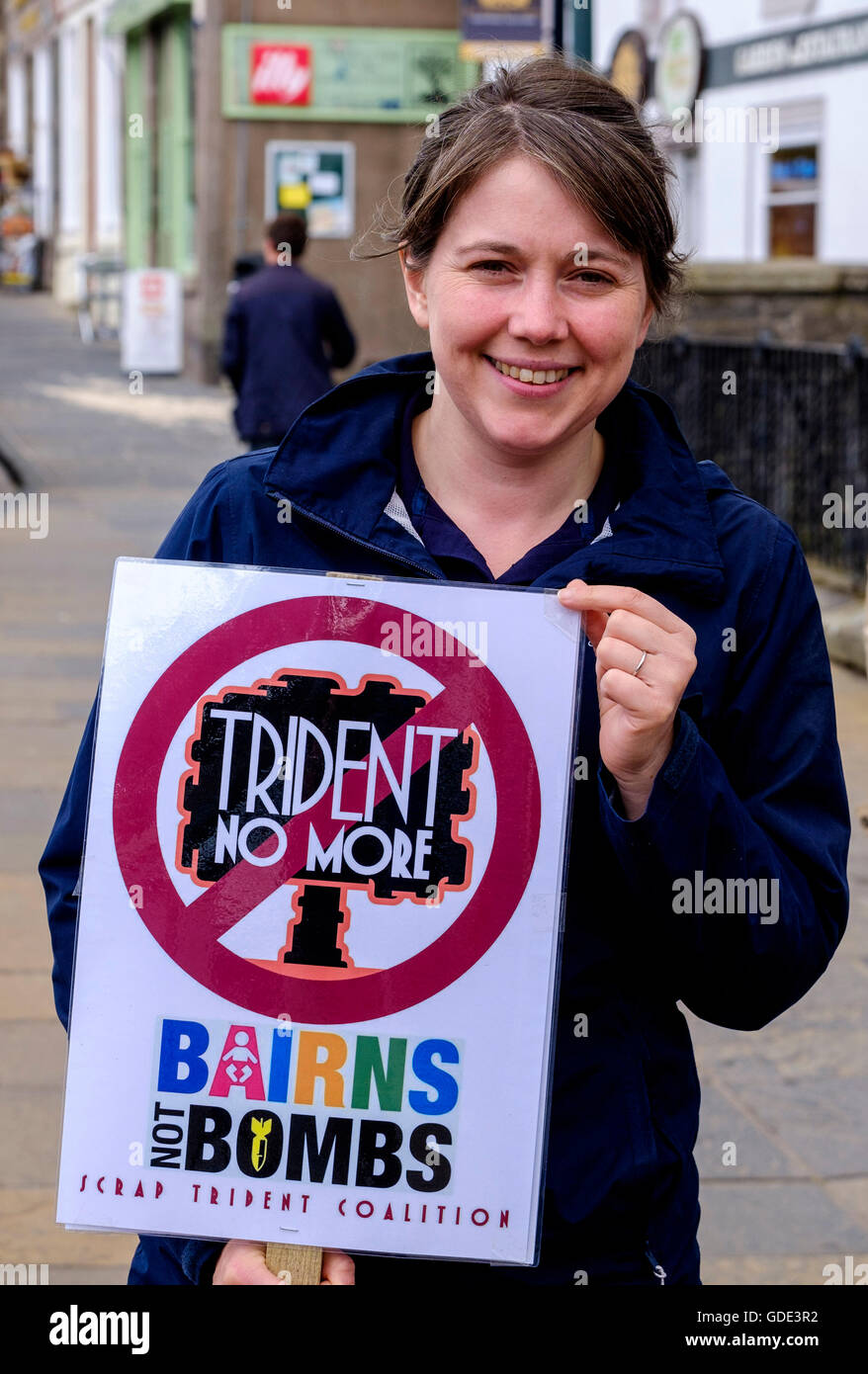 Biggar, South Lanarkshire, Scotland, Regno Unito. Il 16 luglio 2016. Demo Anti-Trident tenutasi a Biggar High Street - uno dei più di trenta demo tenutosi nella città intorno a Scozia sabato 16 luglio. Aileen Campbell MSP governo scozzese il Ministro per la pubblica salute e sport assiste la dimostrazione in Biggar la sua città natale. Credito: Andrew Wilson/Alamy Live News Foto Stock