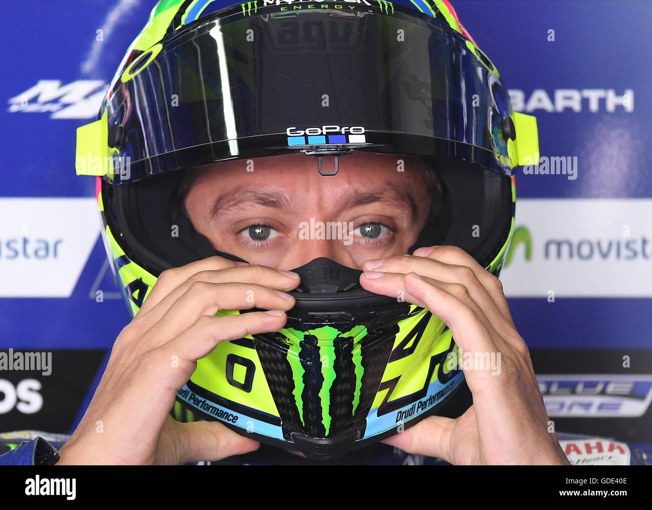 Hohenstein-ernstthal, Germania. 16 Luglio, 2016. Italiano driver MotoGP Valentino Rossi della Movistar MotorGP Yamaha team si prepara per la terza formazione gratuita a otorcycling Campionati del Mondo Gran Premio di Germania sul circuito del Sachsenring in Hohenstein-ernstthal, Germania, 16 luglio 2016. Foto: Hendrik Schmidt/dpa/Alamy Live News Foto Stock
