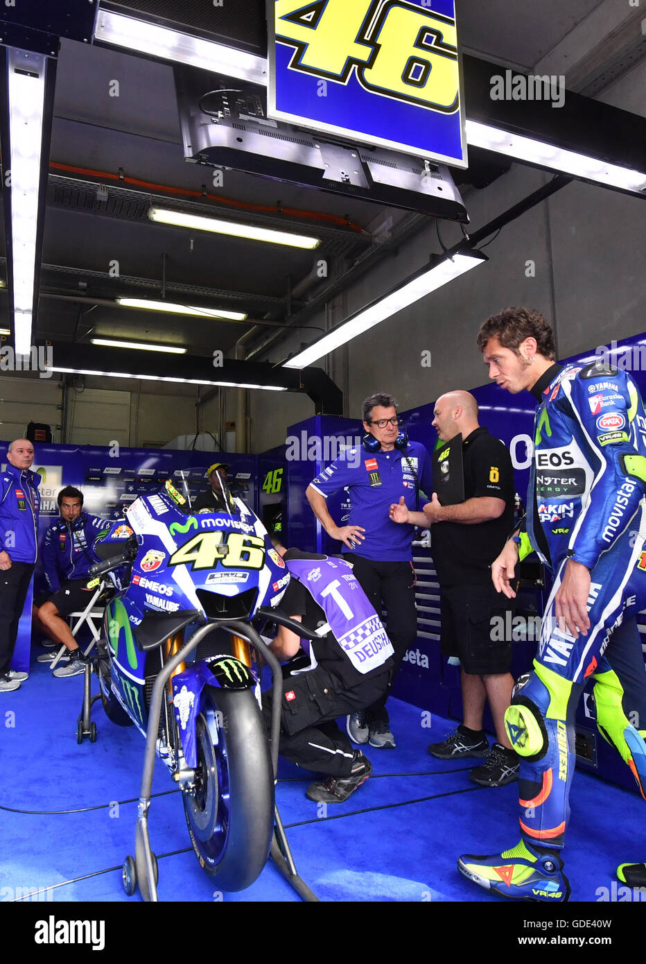 Hohenstein-ernstthal, Germania. 16 Luglio, 2016. Italiano driver MotoGP Valentino Rossi (r) della Movistar MotorGP Yamaha team si prepara per la terza formazione gratuita a otorcycling Campionati del Mondo Gran Premio di Germania sul circuito del Sachsenring in Hohenstein-ernstthal, Germania, 16 luglio 2016. Foto: Hendrik Schmidt/dpa/Alamy Live News Foto Stock