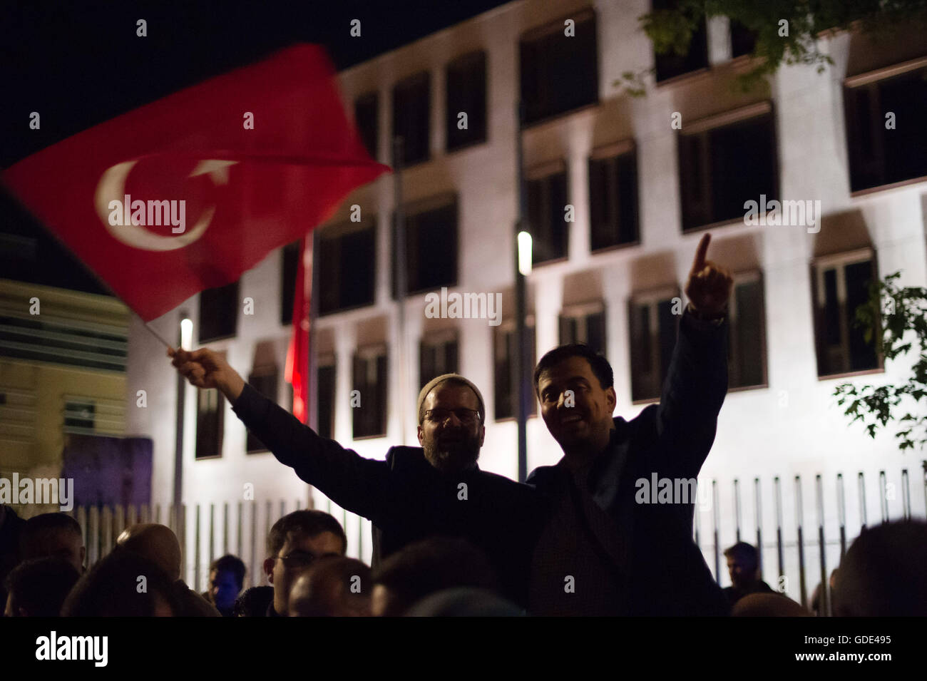 Berlino, Germania. 16 Luglio, 2016. Centinaia di persone con bandiere turche che protestavano contro il colpo di stato militare in Turchia stare in piedi davanti all'ambasciata turca a Berlino, Germania, 16 luglio 2016. Foto: Klaus-Dietmar Gabbert/dpa/Alamy Live News Foto Stock