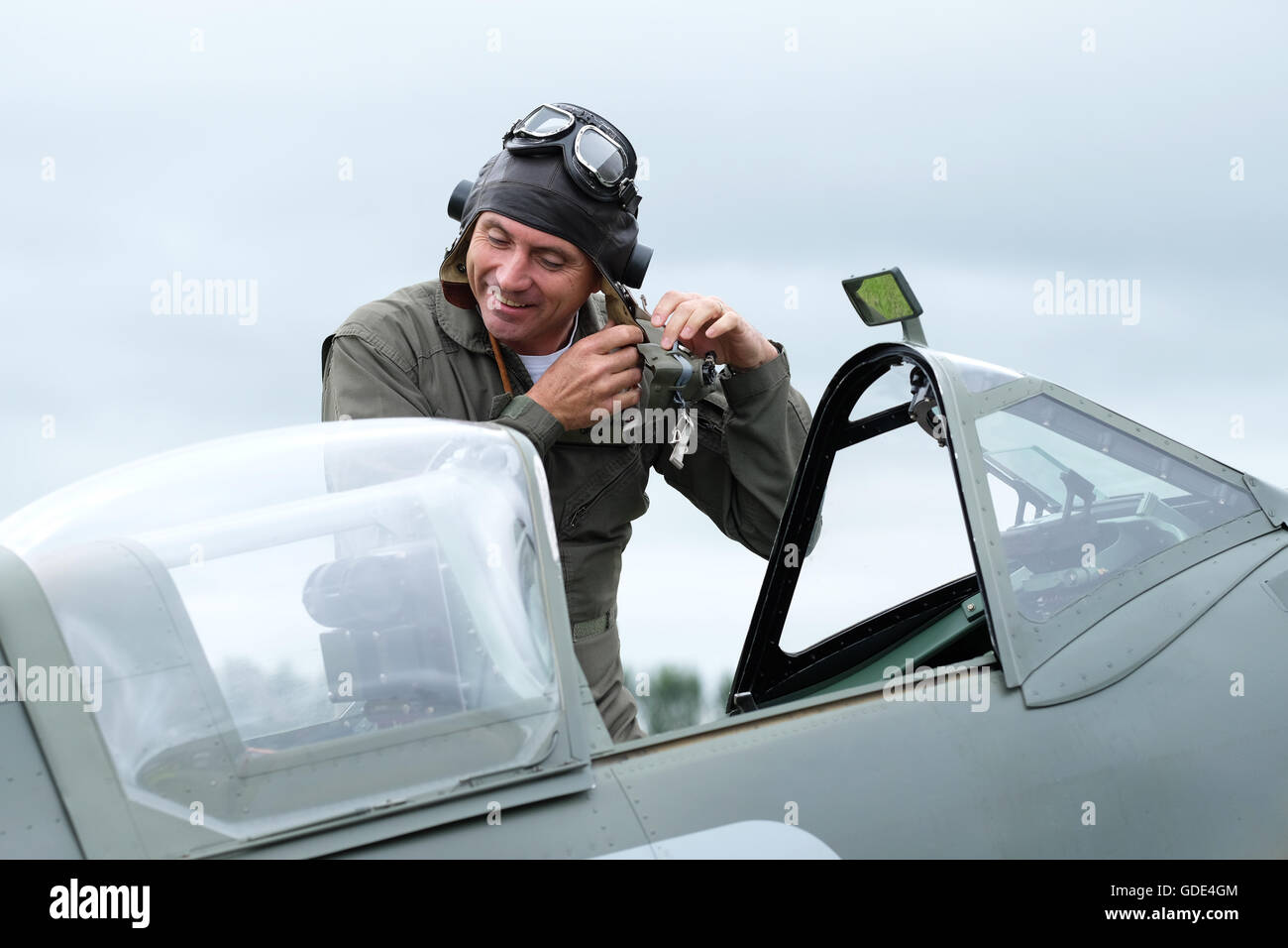 Luglio, 2016 - Display pilota di Paul Bonhomme si prepara prima di salire in Spitfire Mk Vb warbird aeromobile Foto Stock