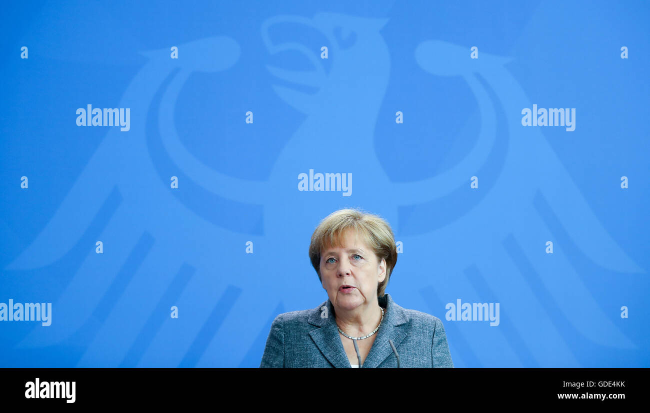 Berlino, Germania. 16 Luglio, 2016. Il cancelliere tedesco Angela Merkel (CDU) parla ai media presso la cancelleria federale a Berlino, Germania, 16 luglio 2016. La sua dichiarazione riguardava il tentato colpo di stato militare in Turchia. Foto: Kay Nietfeld/dpa/Alamy Live News Foto Stock