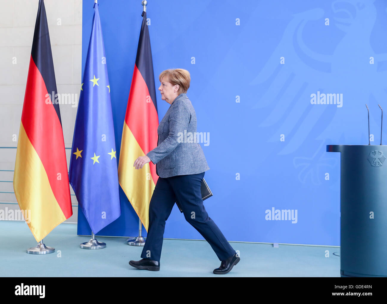 Berlino, Germania. 16 Luglio, 2016. Il cancelliere tedesco Angela Merkel (CDU) lascia la camera dopo aver parlato ai media circa il tentativo di colpo di stato militare in Turchia presso la cancelleria federale a Berlino, Germania, 16 luglio 2016. Credito: dpa/Alamy Live News Foto Stock