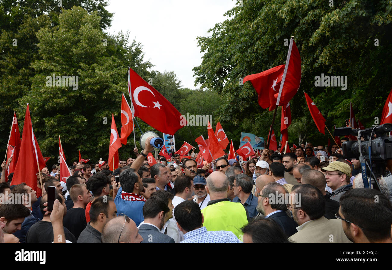 Berlino, Germania. 16 Luglio, 2016. Manifestanti con bandiere turca in una dimostrazione al di fuori dell'Ambasciata turca a Berlino, Germania, 16 luglio 2016. Secondo la polizia, 500 persone hanno manifestato contro il colpo di stato militare in Turchia. Foto: PAOLO ZINKEN/DPA/Alamy Live News Foto Stock