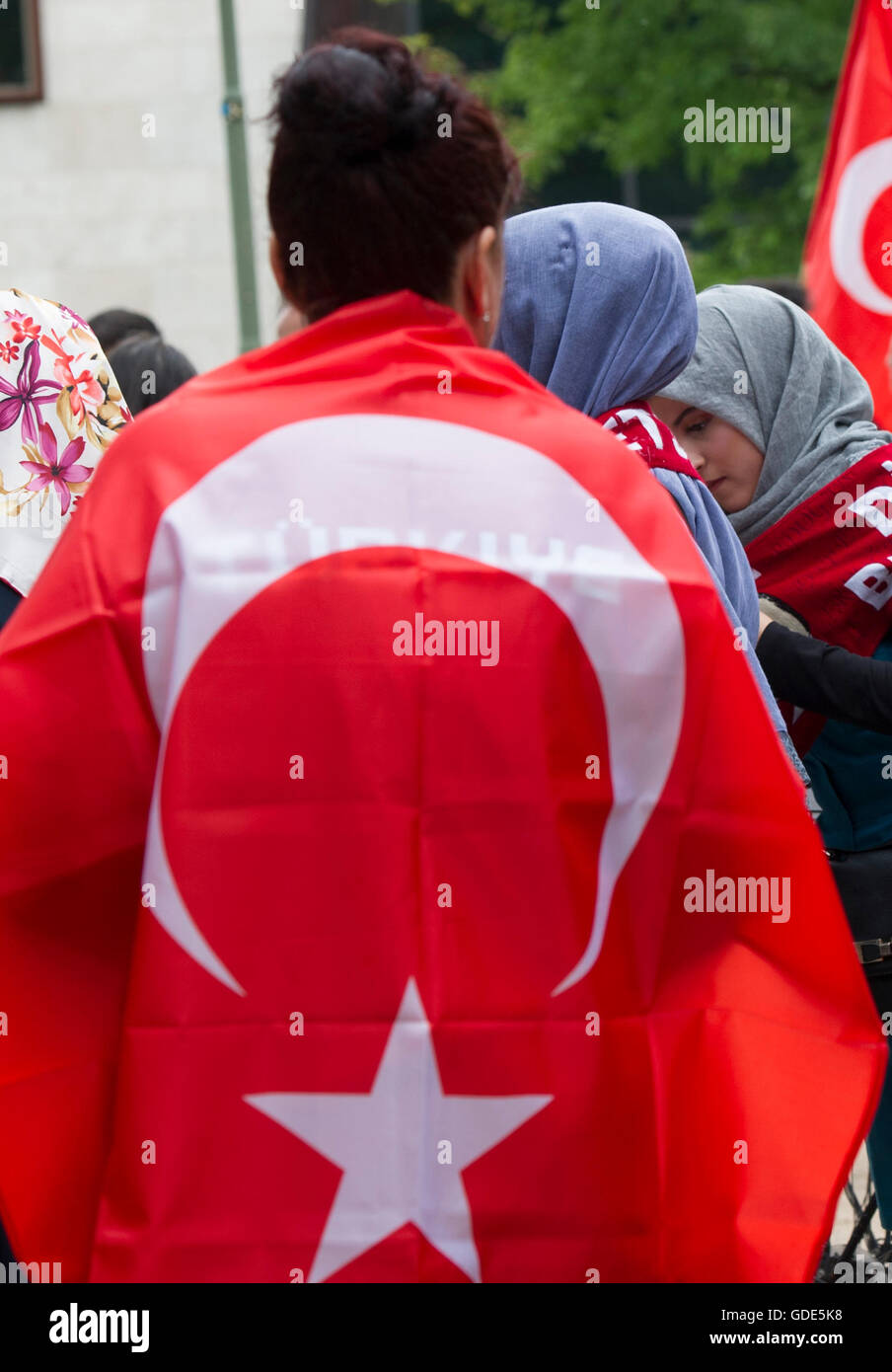 Berlino, Germania. 16 Luglio, 2016. Una donna con una bandiera turca in una dimostrazione al di fuori dell'Ambasciata turca a Berlino, Germania, 16 luglio 2016. Secondo la polizia, 500 persone hanno manifestato contro il colpo di stato militare in Turchia. Foto: PAOLO ZINKEN/DPA/Alamy Live News Foto Stock