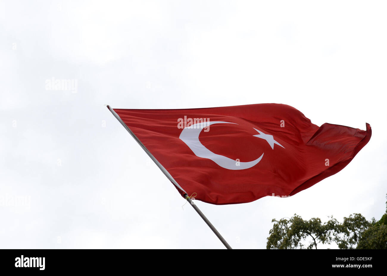 Berlino, Germania. 16 Luglio, 2016. Una bandiera turca nella foto a una dimostrazione al di fuori dell'Ambasciata turca a Berlino, Germania, 16 luglio 2016. Secondo la polizia, 500 persone hanno manifestato contro il colpo di stato militare in Turchia. Foto: PAOLO ZINKEN/DPA/Alamy Live News Foto Stock