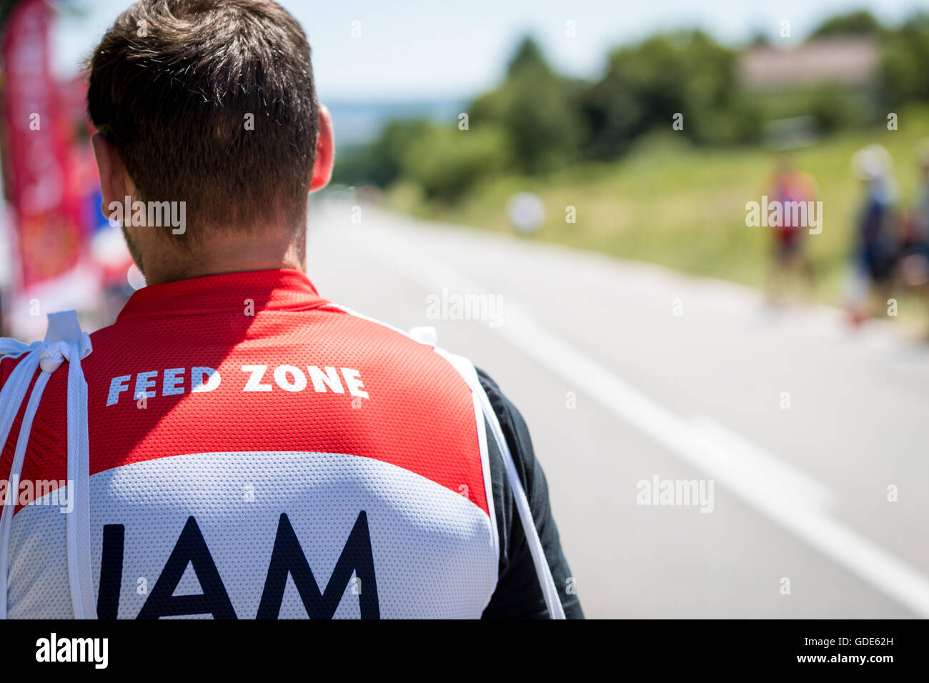 Revel-Tourdan, Francia. 16 Luglio, 2016. Un IAM Cycling team soigneur attende nella zona di alimentazione per piloti di arrivare. John Kavouris/Alamy Live News Foto Stock