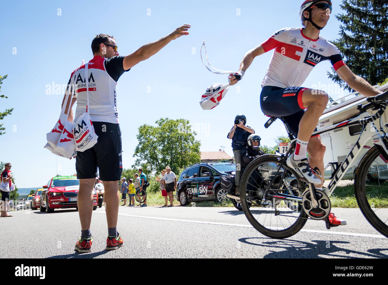 Revel-Tourdan, Francia. 16 Luglio, 2016. Un IAM Cycling team soigneur mani con successo fuori un sacco di musette. Ogni musette contiene il cibo e le bevande per i piloti. John Kavouris/Alamy Live News Foto Stock