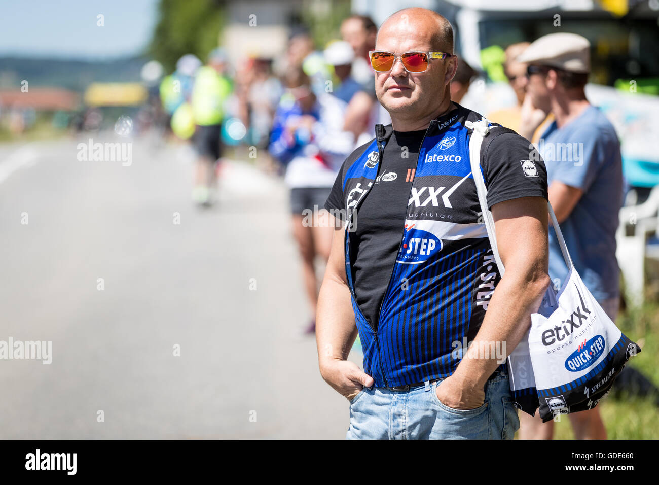 Revel-Tourdan, Francia. 16 Luglio, 2016. Un team Etixx-Quickstep soigneur attende nella zona di alimentazione per piloti di arrivare. John Kavouris/Alamy Live News Foto Stock