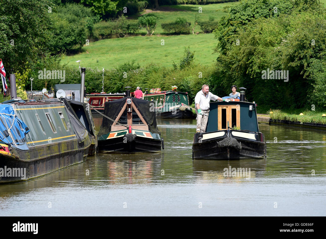 Stoke Bruerne, Northamptonshire, Regno Unito. 16 Luglio, 2016. I visitatori a Stoke Bruerne sul Grand Union Canal godere di una giornata di caldo sole. Credito: MARTIN DALTON/Alamy Live News Foto Stock