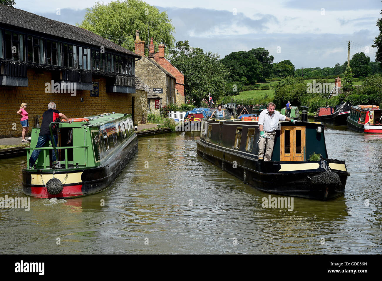 Stoke Bruerne, Northamptonshire, Regno Unito. 16 Luglio, 2016. I visitatori a Stoke Bruerne sul Grand Union Canal godere di una giornata di caldo sole. Credito: MARTIN DALTON/Alamy Live News Foto Stock