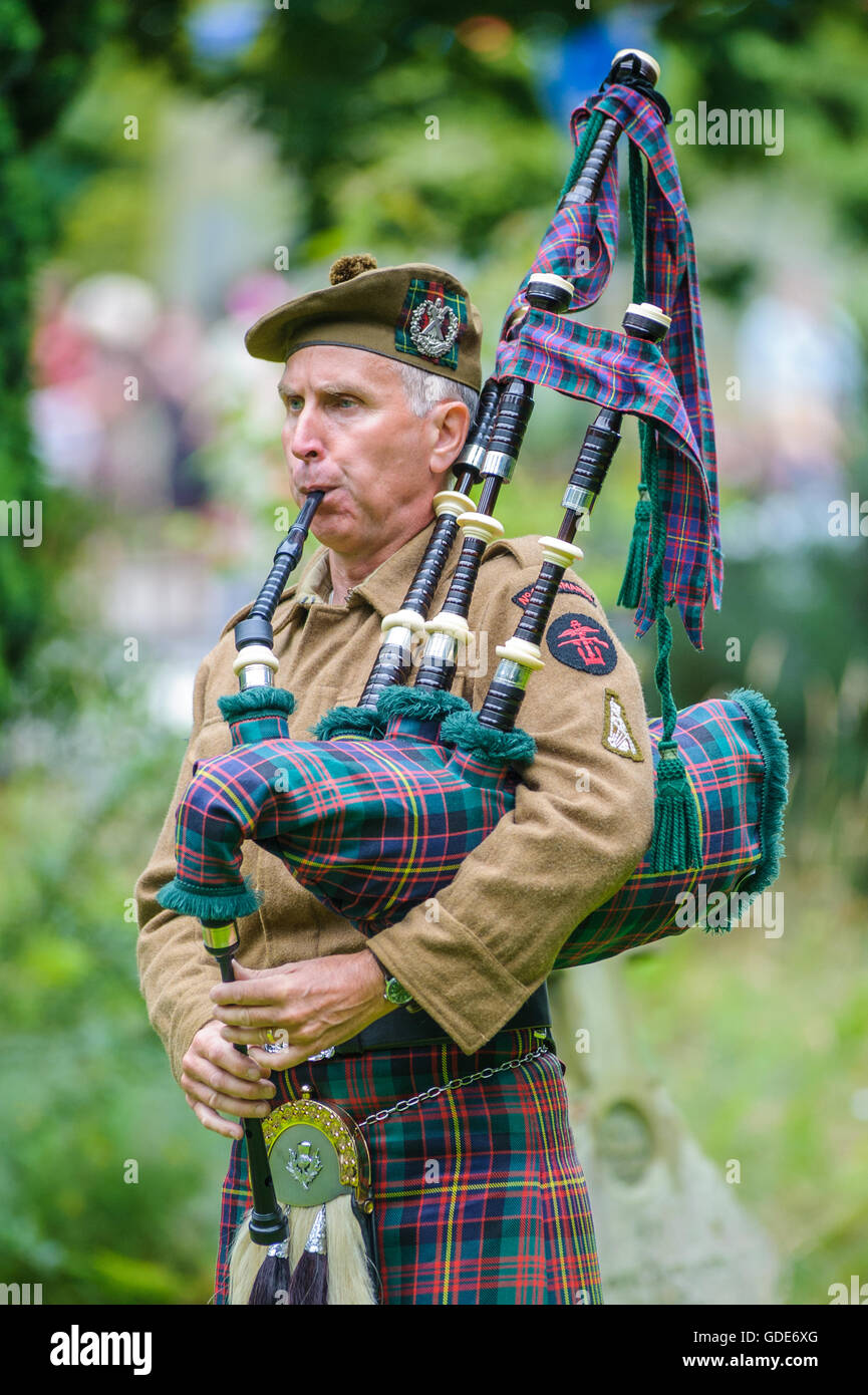 Woodhall Spa, Lincolnshire, Regno Unito. 16 Luglio, 2016. La quinta edizione di Woodhall Spa 1940s Festival attira 20.000 visitatori durante il weekend come si celebra il meglio della vita sulla British Home anteriore della Seconda Guerra Mondiale negli anni quaranta. A seguito di una apertura ricordo servizio nella chiesa del villaggio cantiere il giorno disteso con le mogli militare coro e quaranta artisti interpreti o esecutori più una guerra mondiale due rievocazione gruppo 'digging nell' e vivono nei boschi per il weekend. Credito: Matt arto/Alamy Live News Foto Stock