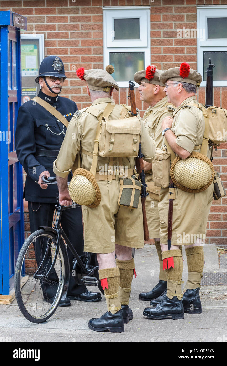 Woodhall Spa, Lincolnshire, Regno Unito. 16 Luglio, 2016. La quinta edizione di Woodhall Spa 1940s Festival attira 20.000 visitatori durante il weekend come si celebra il meglio della vita sulla British Home anteriore della Seconda Guerra Mondiale negli anni quaranta. A seguito di una apertura ricordo servizio nella chiesa del villaggio cantiere il giorno disteso con le mogli militare coro e quaranta artisti interpreti o esecutori più una guerra mondiale due rievocazione gruppo 'digging nell' e vivono nei boschi per il weekend. Credito: Matt arto/Alamy Live News Foto Stock