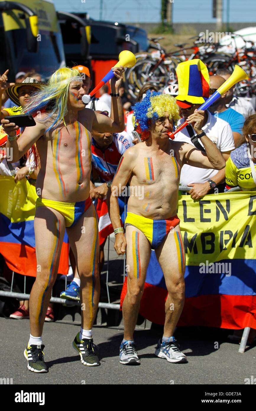 La Francia. 16 Luglio, 2016. Montelimar a Villars les Dombes Parc des oiseaux, Francia. Columbian tifosi all'inizio dello stadio 14 del 2016 Tour de France a 208,5 km Stadio tra Montelimar e Villars-Les-Dombes Parc des oiseaux Credit: Azione Plus immagini di sport/Alamy Live News Foto Stock