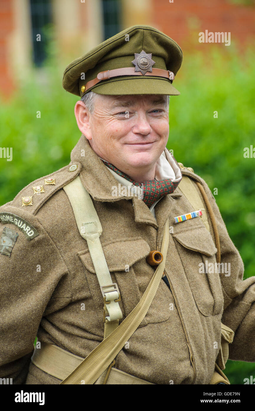 Woodhall Spa, Lincolnshire, Regno Unito. 16 Luglio, 2016. La quinta edizione di Woodhall Spa 1940s Festival attira 20.000 visitatori durante il weekend come si celebra il meglio della vita sulla British Home anteriore della Seconda Guerra Mondiale negli anni quaranta. A seguito di una apertura ricordo servizio nella chiesa del villaggio cantiere il giorno disteso con le mogli militare coro e quaranta artisti interpreti o esecutori più una guerra mondiale due rievocazione gruppo 'digging nell' e vivono nei boschi per il weekend. Credito: Matt arto/Alamy Live News Foto Stock