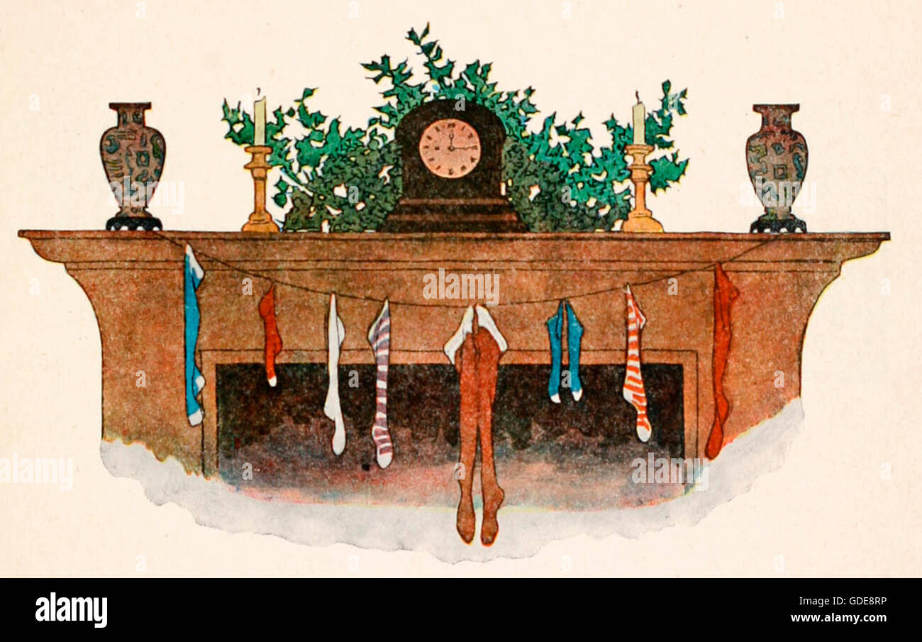 Calze appeso dal camino con cura - Natale Foto Stock