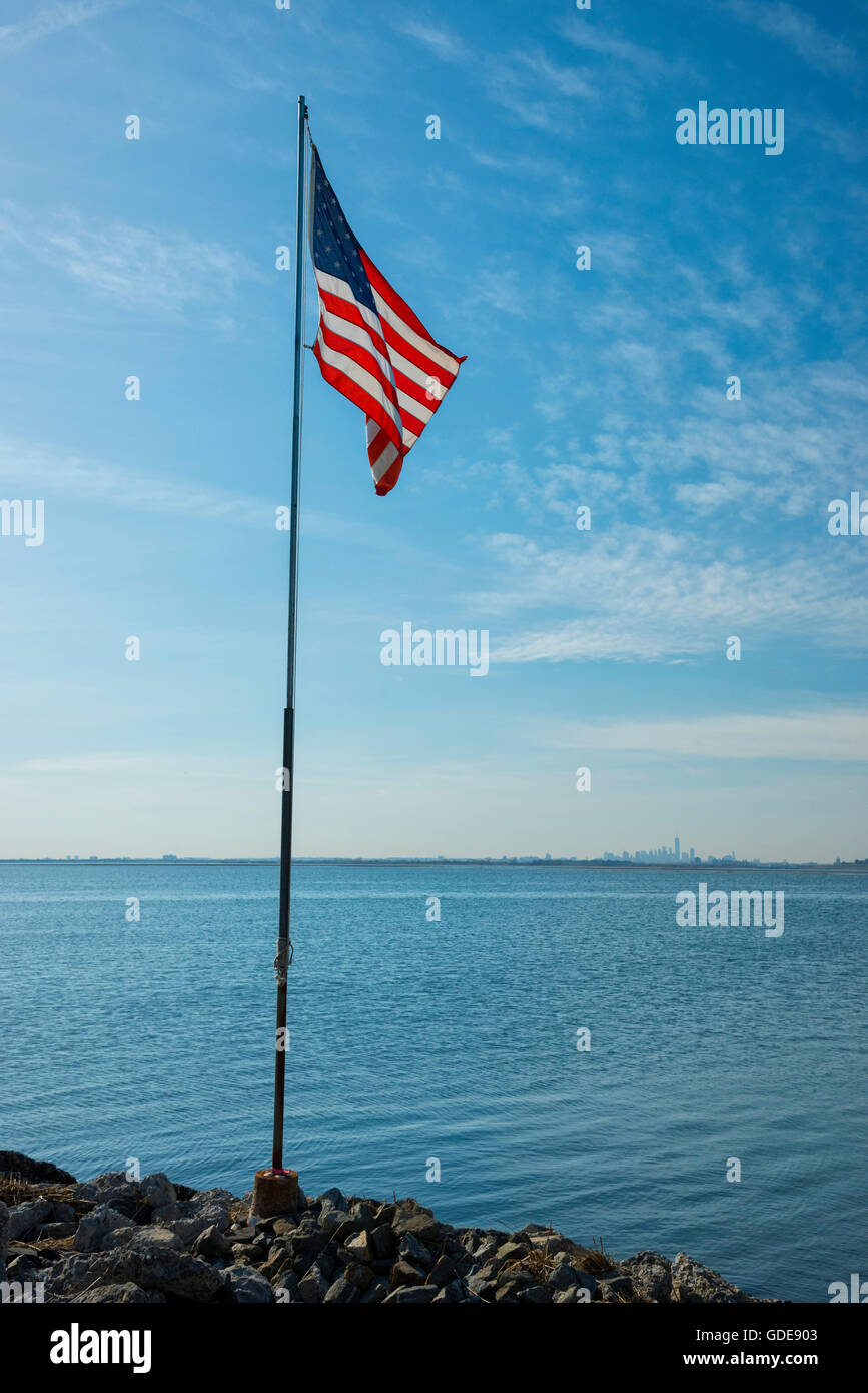 Stati Uniti d'America,New York,Queens,Jamaica Bay,bandiera americana a Jamaica Bay cercando di New York City Foto Stock