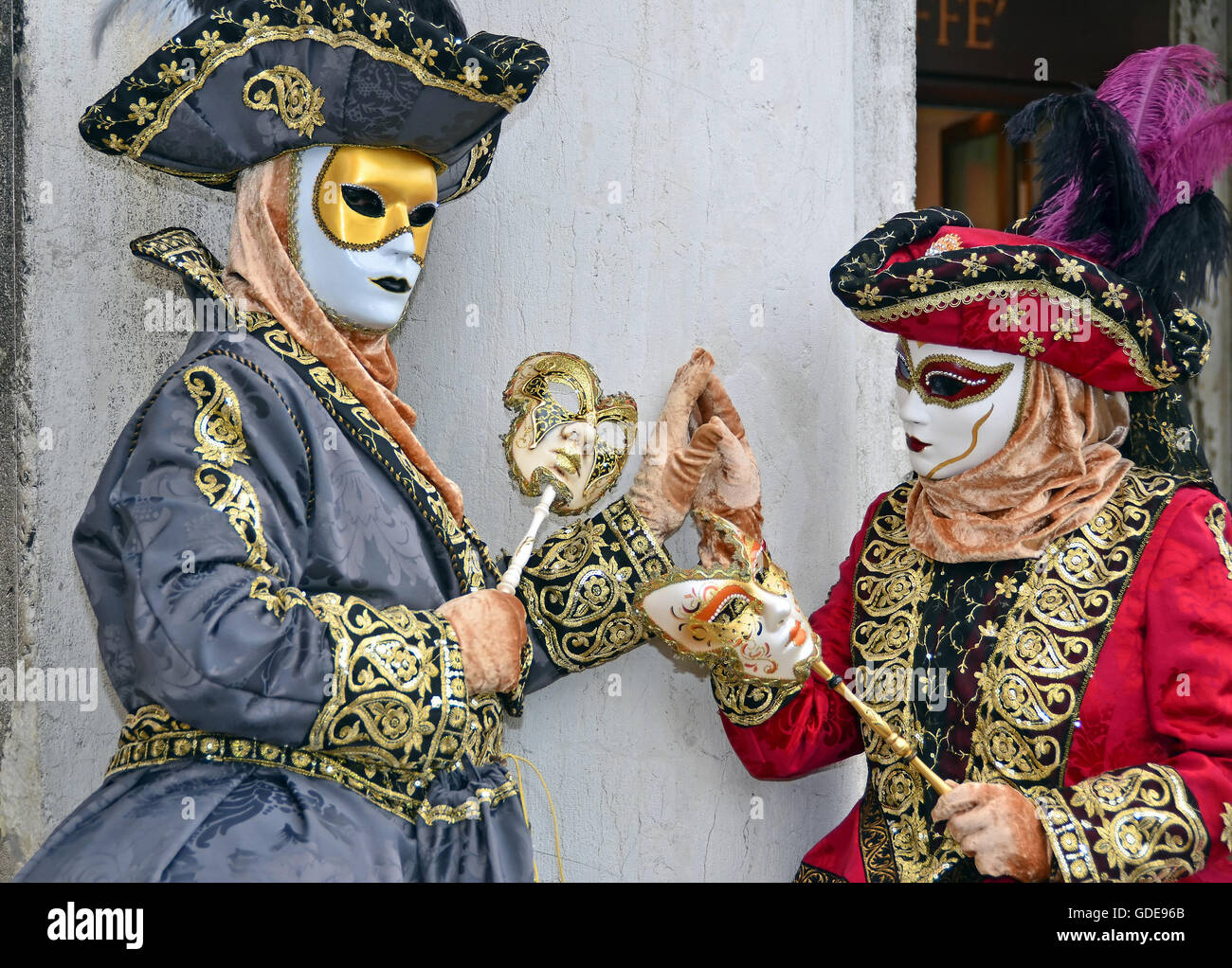 Venezia,Italia - due donne in costume di toccare le mani al 2015 Carnevale di Venezia: Foto Stock