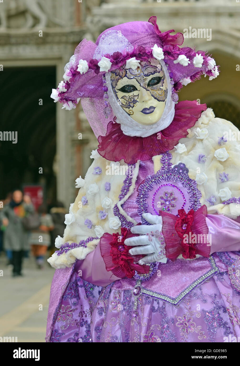 Venezia,Italia - Bella donna in costume di lavanda al 2015 Carnevale di  Venezia Foto stock - Alamy