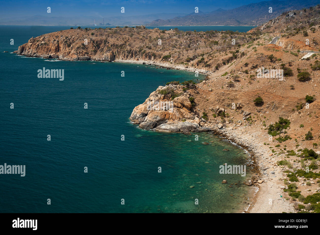 Rocciosa costa ripida nel Mar della Cina,vicino a Phan Rang,Ninh Thuan,Vietnam, Foto Stock