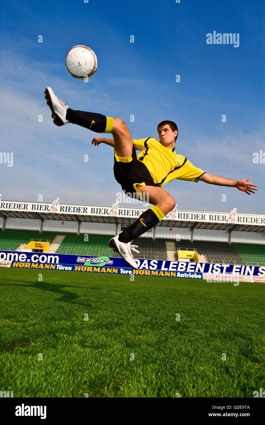 Football,calcio,azione,sport,noleggio kick,overhead kick,forbice kick,ball,l'uomo, Foto Stock