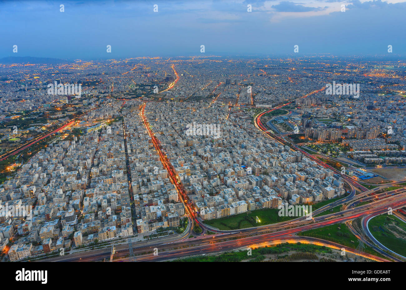 Iran,città di Teheran,Teheran città dalla torre Milad. Hemmat Expressway Foto Stock