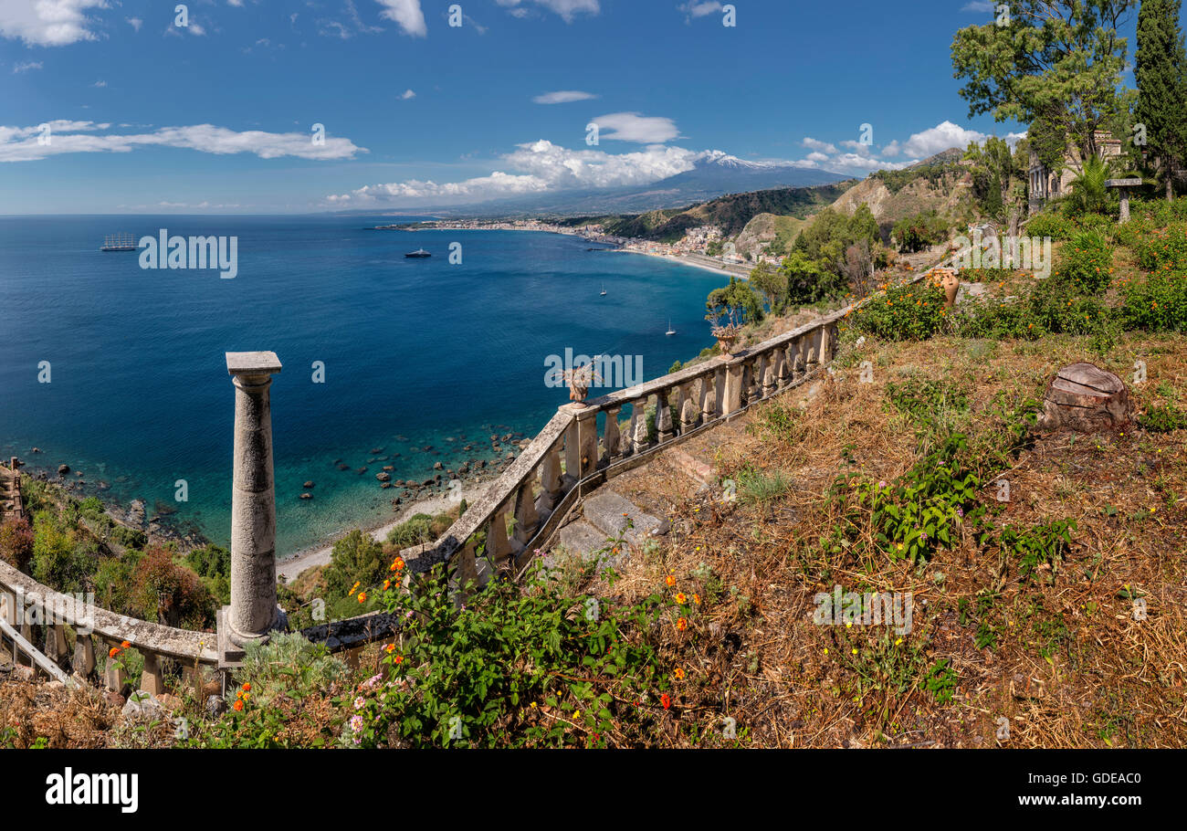 Da un giardino di una vecchia magione vista verso Giardini Naxos Foto Stock