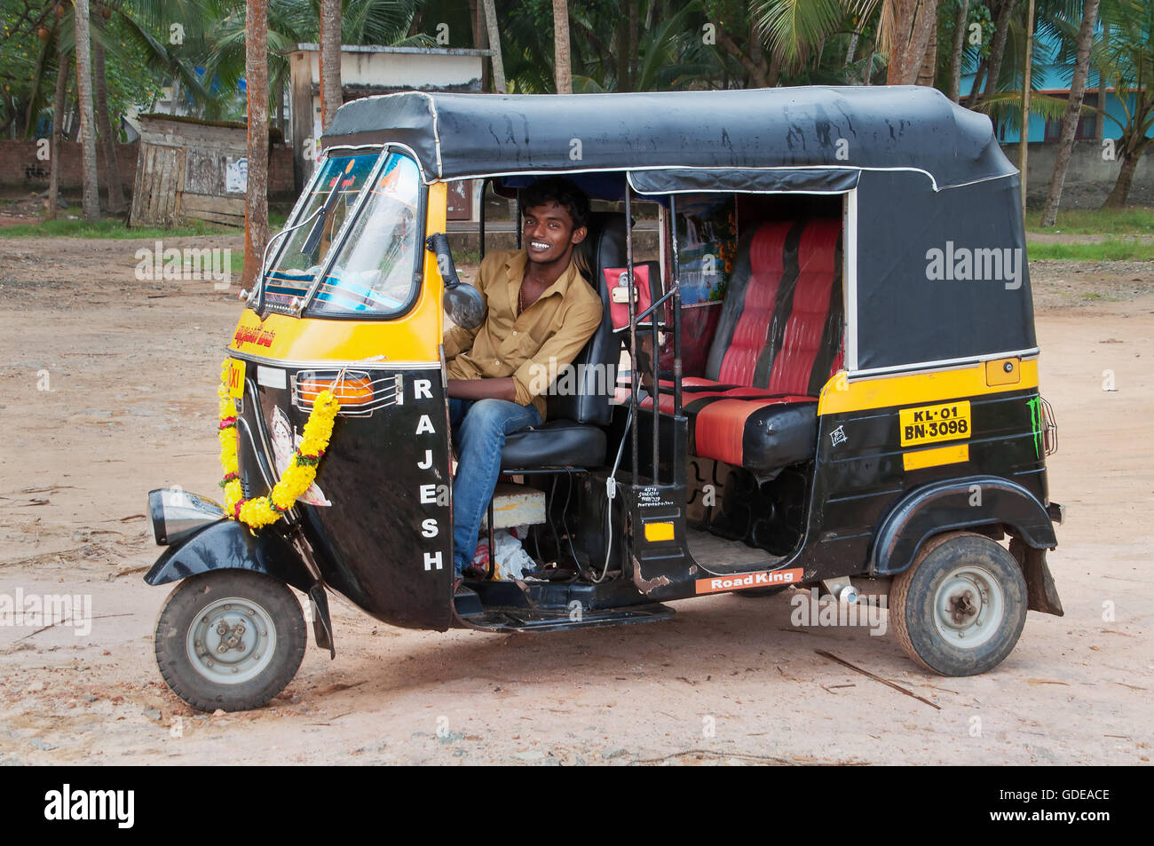 Indian auto rickshaw con il tassista uomo nel villaggio di pescatori. Kovalam. Il Kerala. India Foto Stock