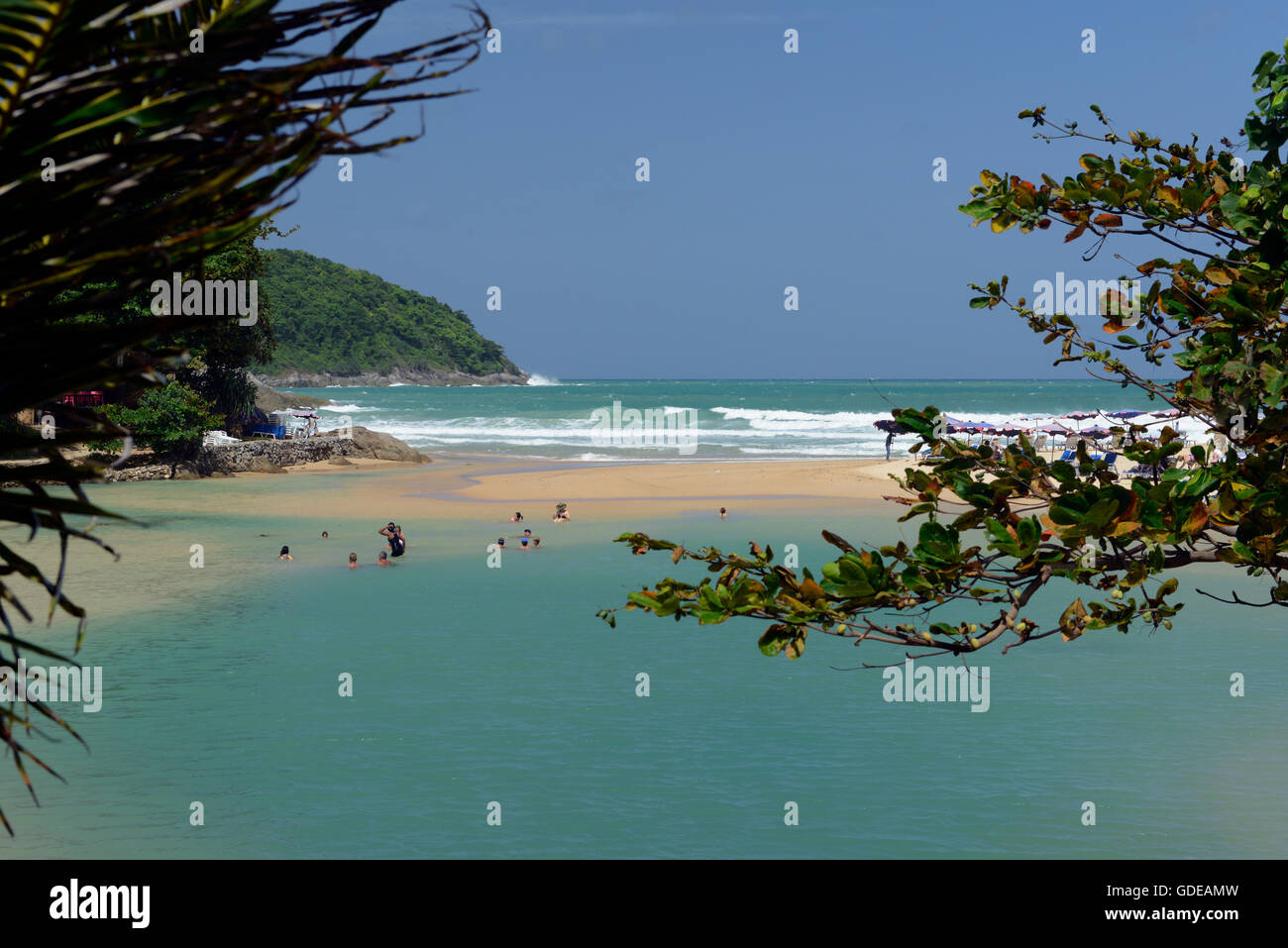 La Hat Nai Harn Beach vicino a Rawai in sud sull'Isola di Phuket, nel sud della Thailandia in Southeastasia. Foto Stock