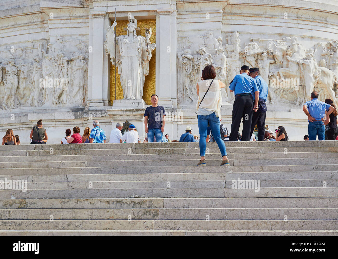 La statua della dea Roma presso il monumento a Vittorio Emanuele Piazza Venezia Roma Lazio Italia Europa Foto Stock