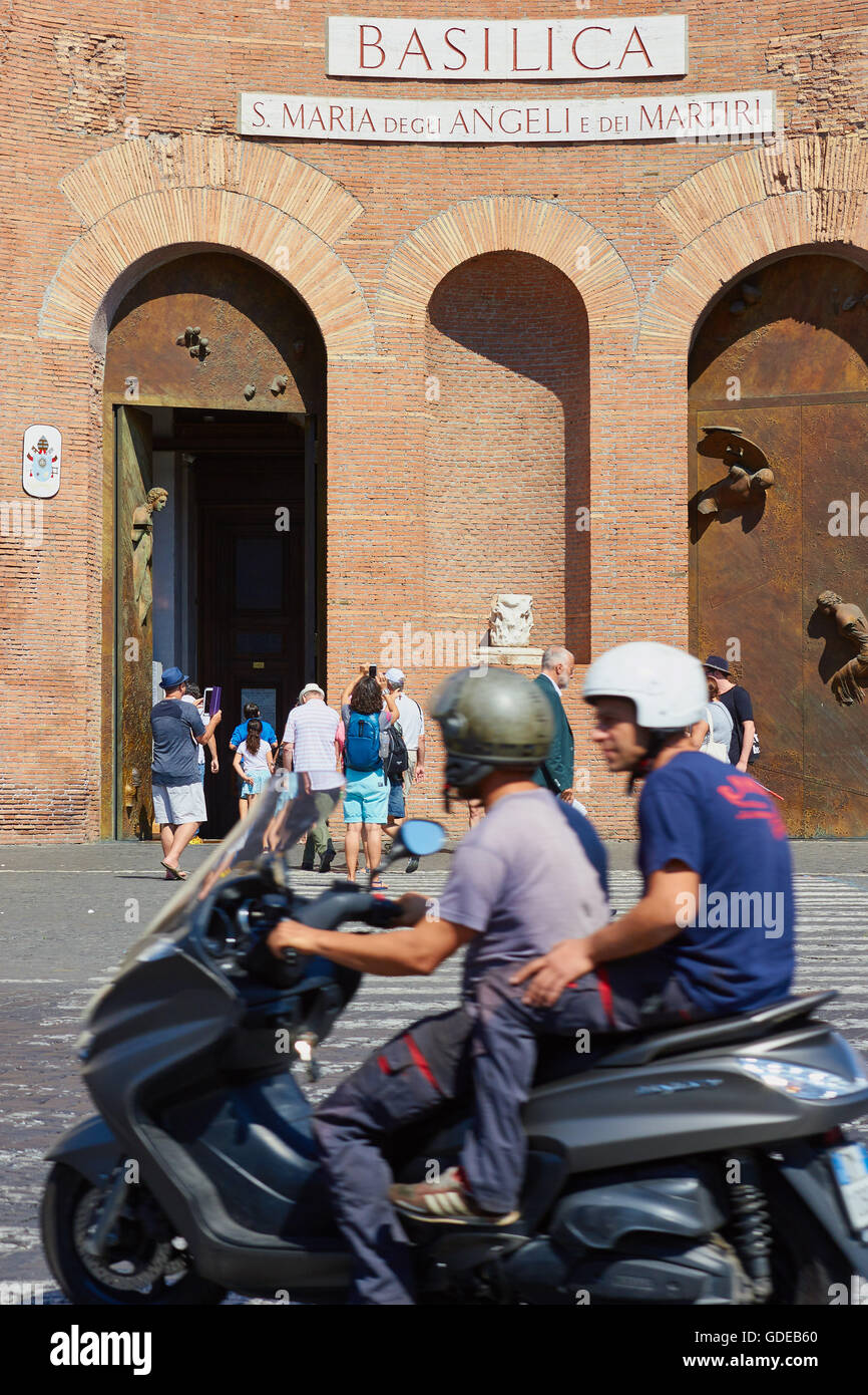 Due persone sul ciclomotore passando del XVI secolo la basilica di Santa Maria degli Angeli di Michelangelo, Piazza Repubblica Roma Lazio Italia Europa Foto Stock