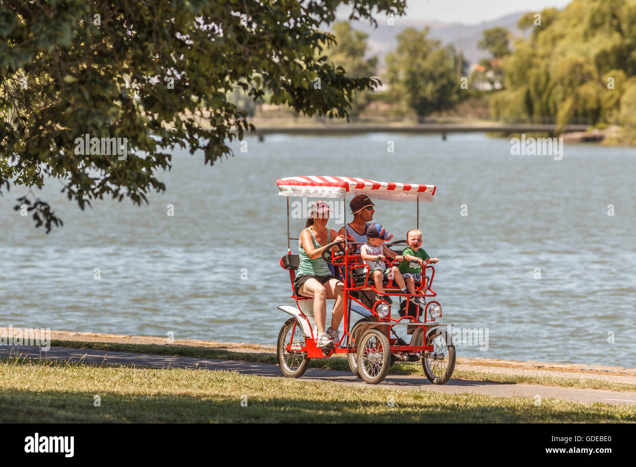 Famiglia,l'uomo,donna e bambino,baby in bicicletta lungo il bordo del lago a Canberra,ATC,l'Australia Foto Stock