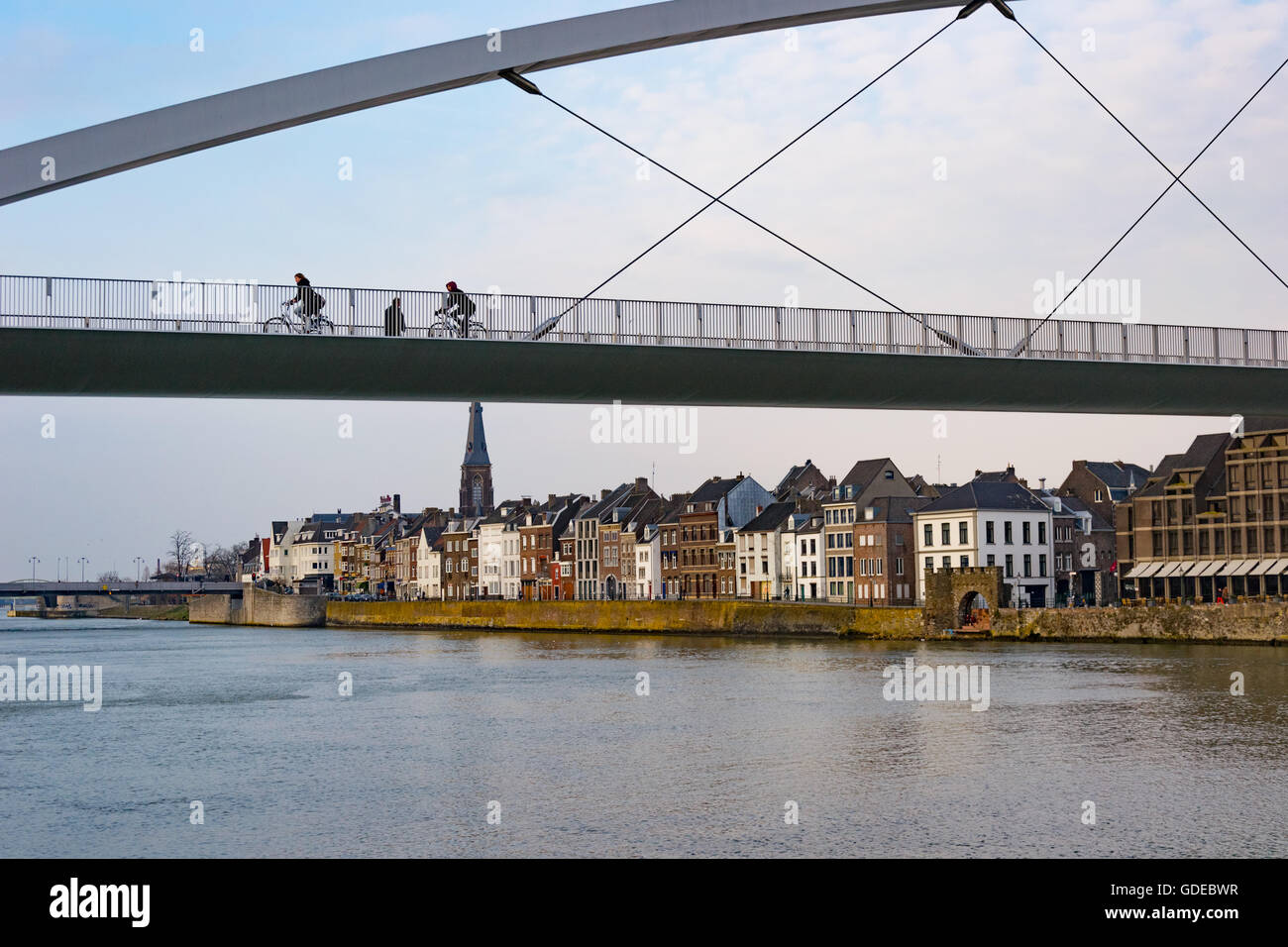 Biciclette passando su un moderno ponte di Maastricht, Paesi Bassi Foto Stock