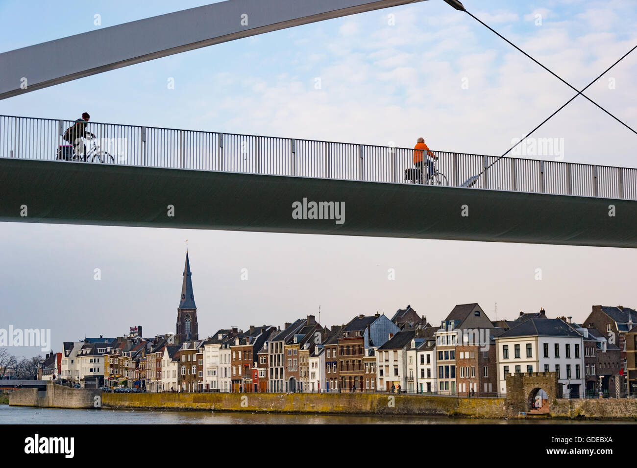 Biciclette passando su un moderno ponte di Maastricht, Paesi Bassi Foto Stock