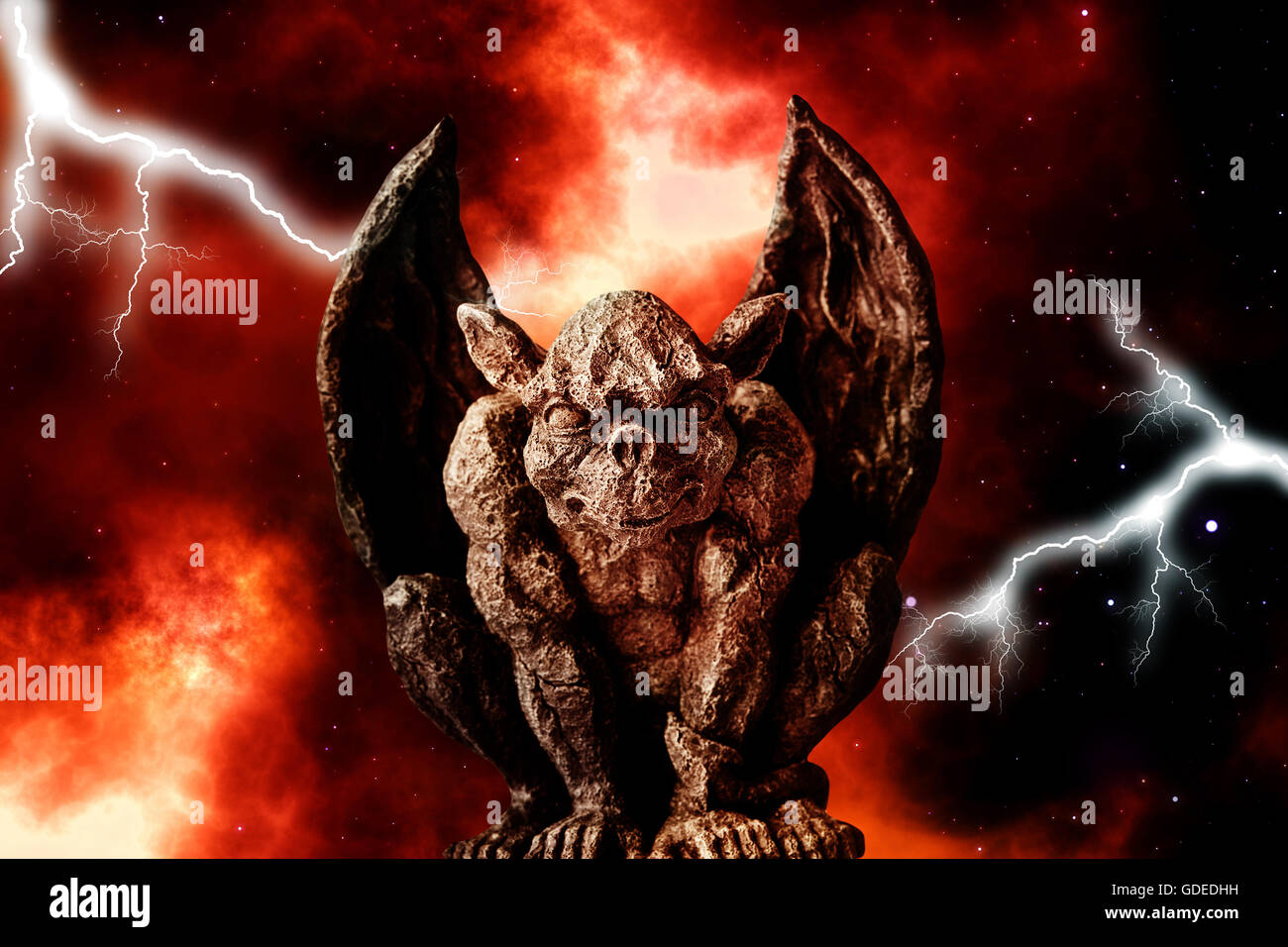 Gargoyle statua contro un cielo drammatico Foto Stock