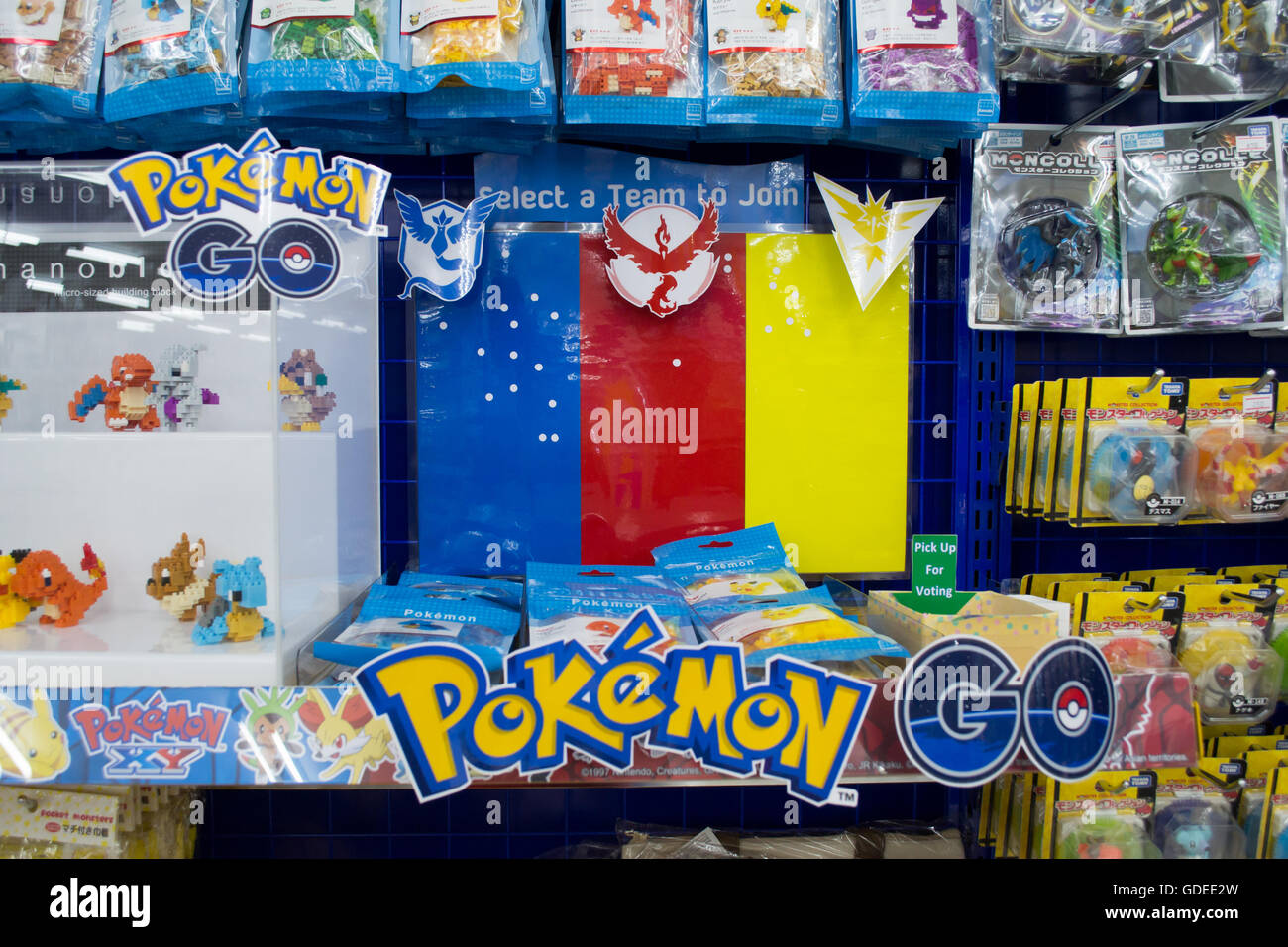 Bangkok, Tailandia - 14 Luglio 2016 : Toy shop fare un sondaggio di Pokemon Go team. Foto Stock