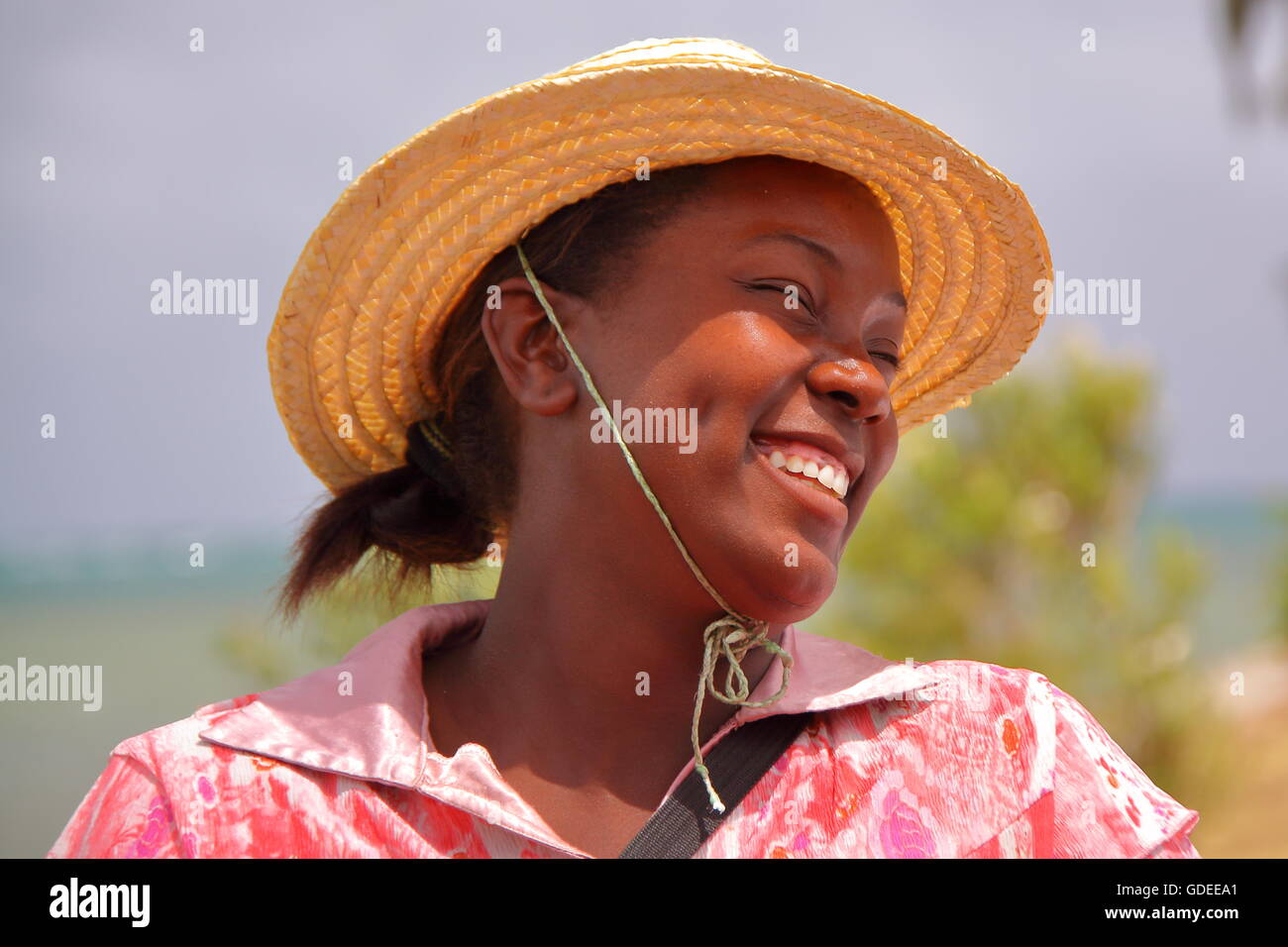 Ritratto di una donna locale con un cappello di paglia sorridente al mercato di Port Mathurin, isola Rodrigues, isola Maurizio Foto Stock