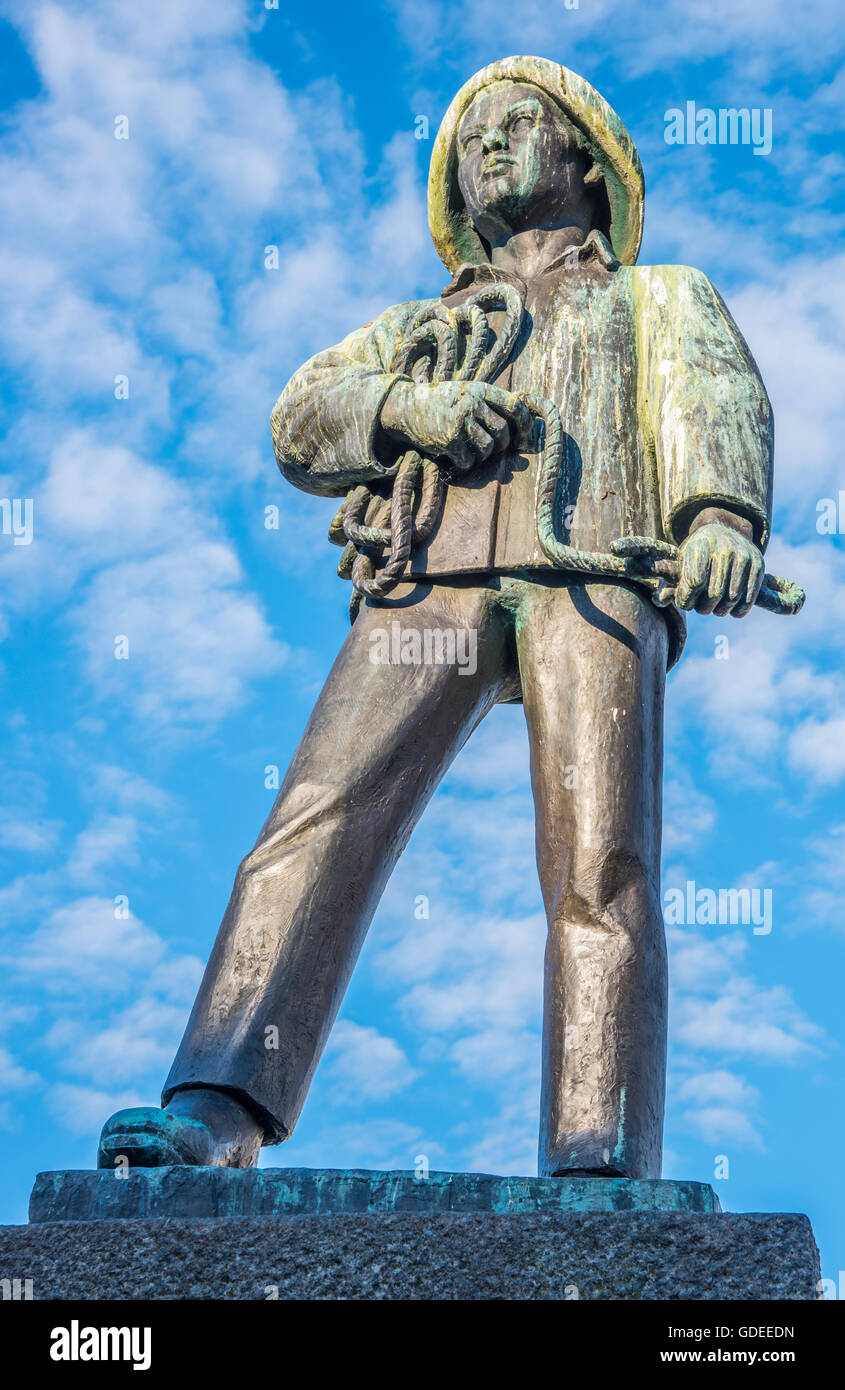 Statua del giovane marinaio, Brosundet Canal e Pier. Alesund, Norvegia, More og Romsdal, Scandinavia, europeo Foto Stock