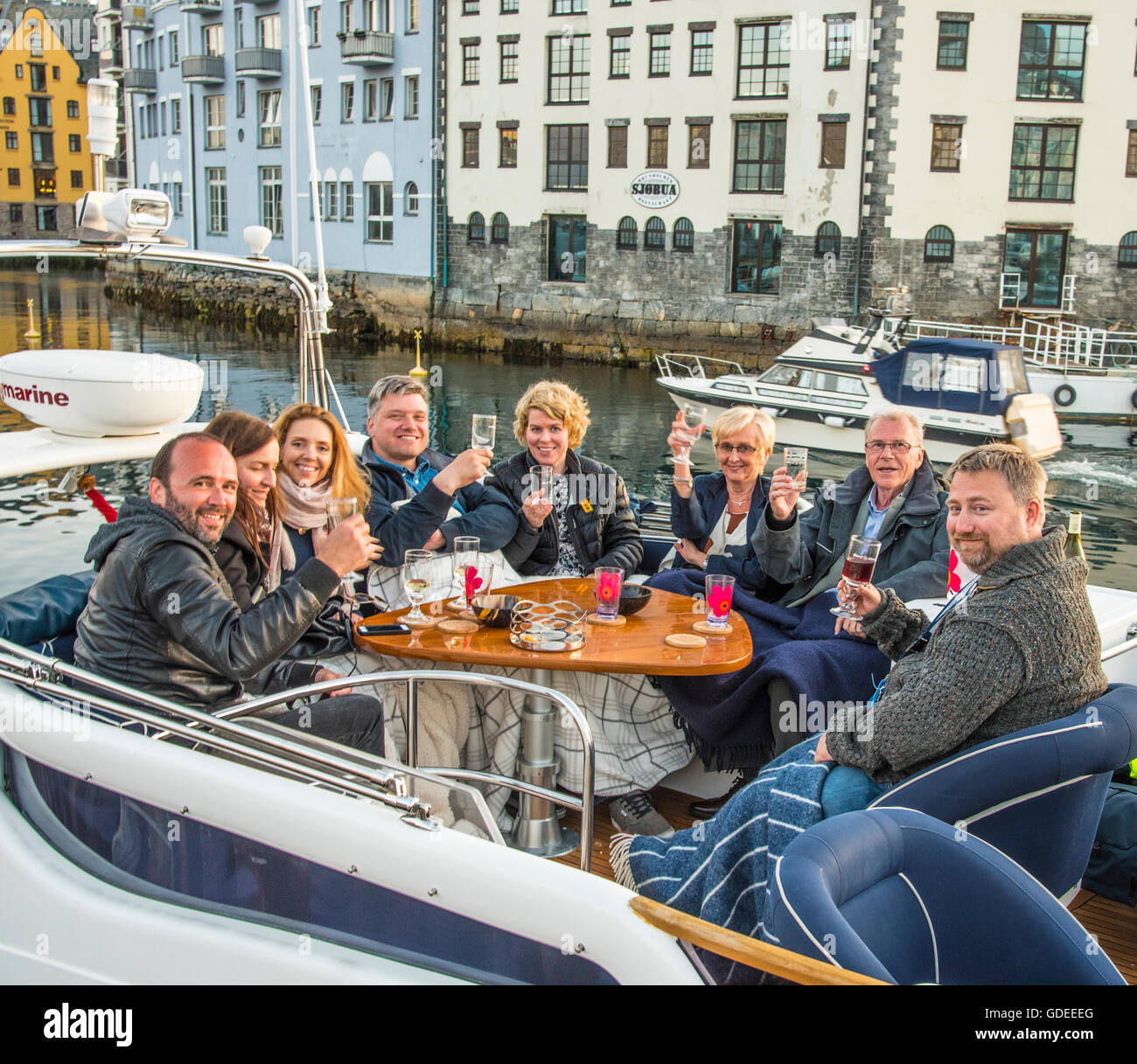 Persone boaing. Brousundet Canal. Alesund, Norvegia, More og Romsda, Scandanavia, Europeanl Foto Stock