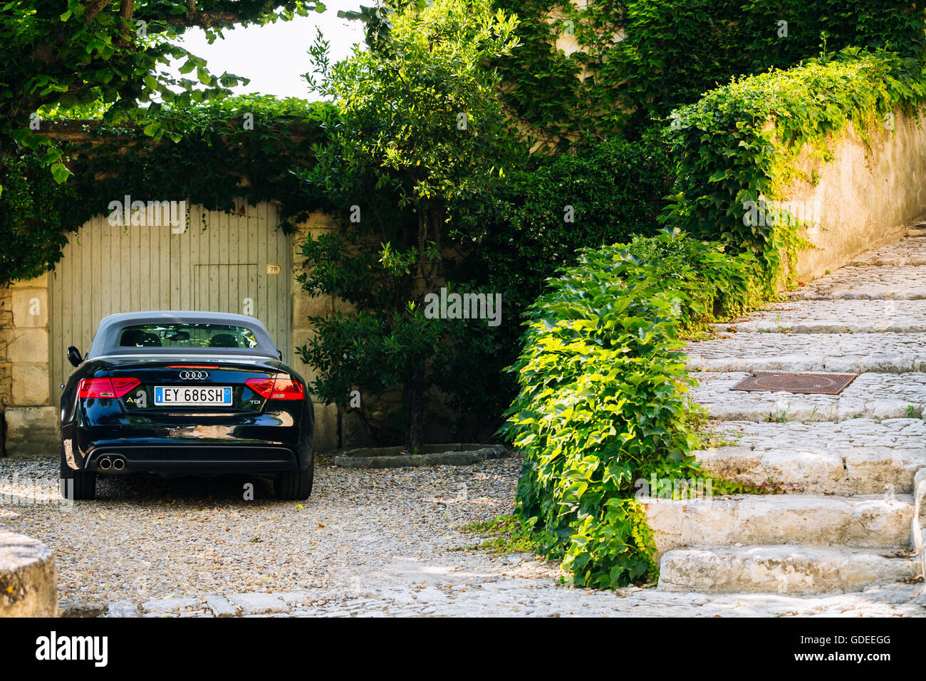 Menerbes, Francia - 27 Giugno 2015: Nero autovettura convertibile Audi A5 parcheggiata in bella casa di villaggio francese Foto Stock