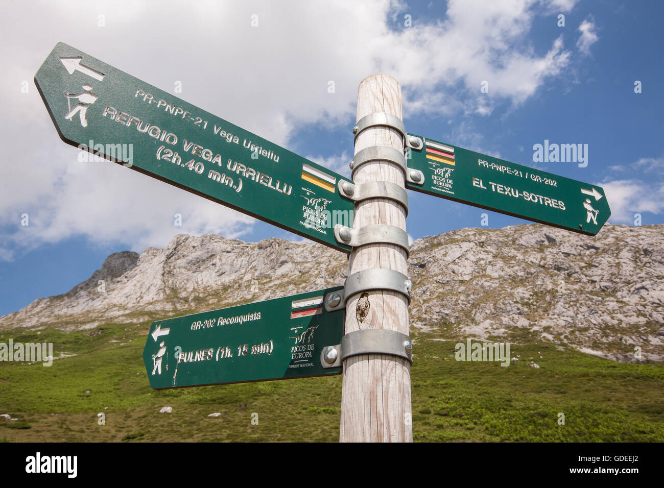 Escursionismo a El Il, Naranjo de Bulnes, a rimanere al,Refugio, Vega de Urriello, in Picos de Europa,Europa Parco Nazionale,Asturias,Spagna. Foto Stock