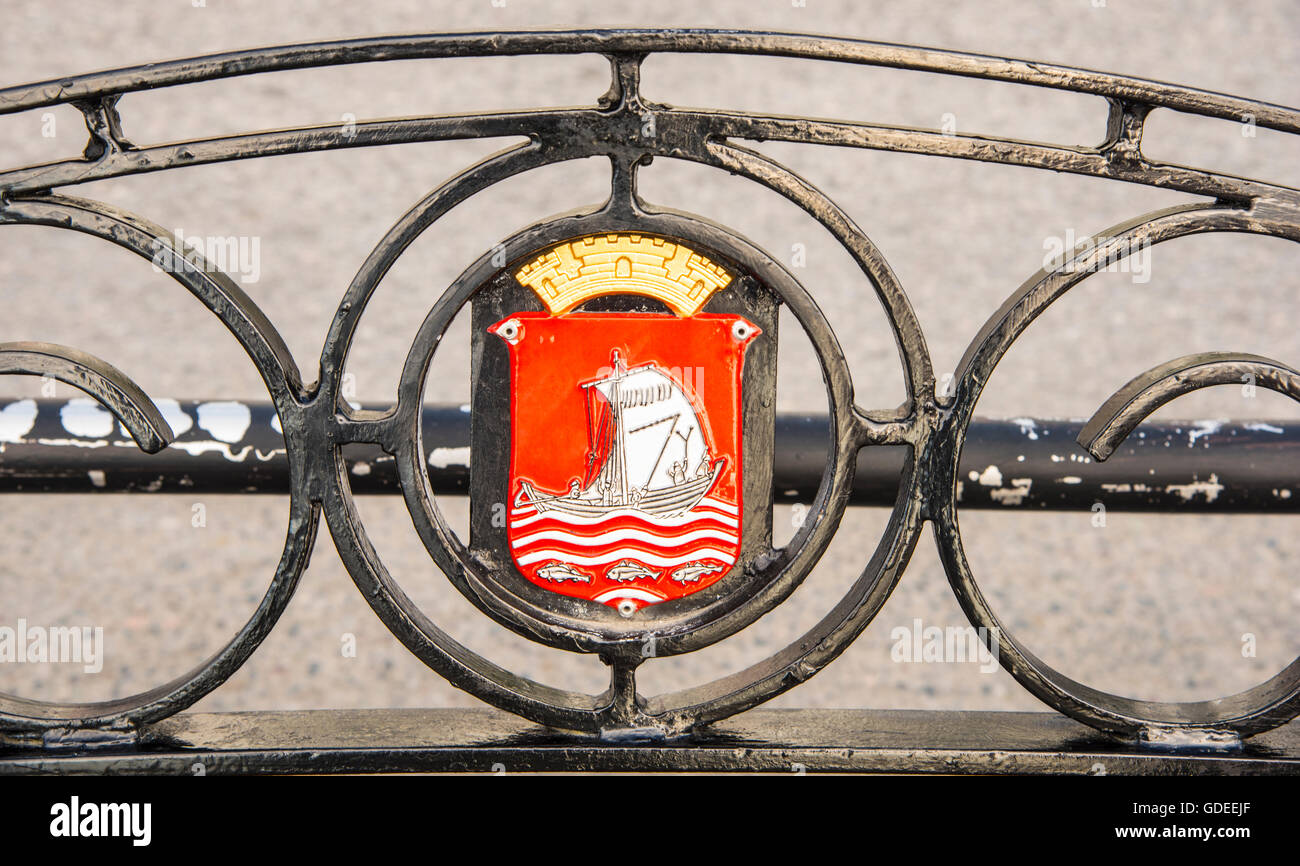 Alesund chiamata alle armi logo su una panchina nel parco. Alesund, Norvegia, More og Ramsda, Scandinavia, europeo Foto Stock