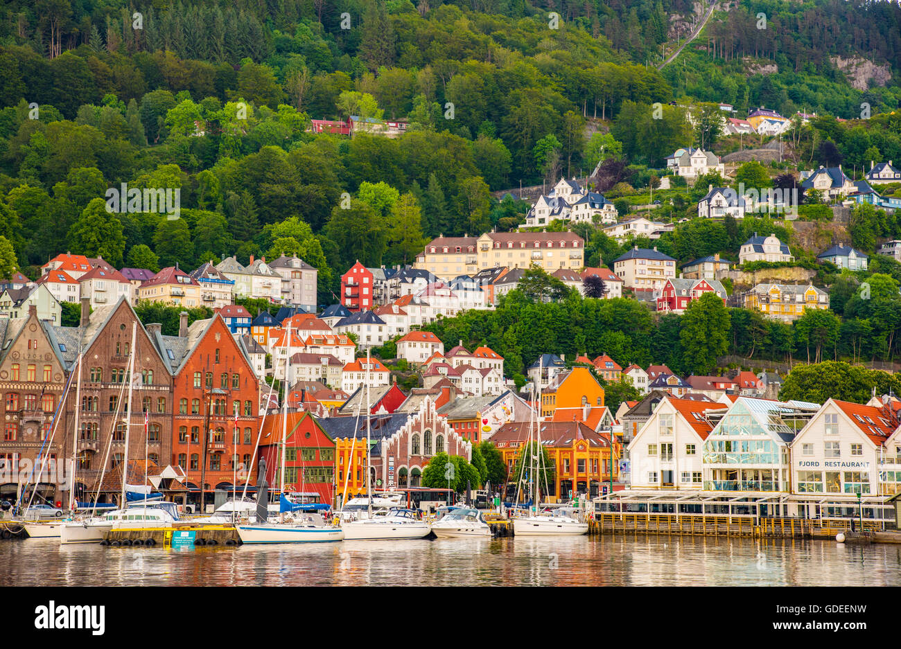 Vista di Bryggen attraverso Vagen Harbour a Mt. Sopra Virken Fiskerestaurant storico, città di Bergen, Norvegia Hordaland, scandinavi Foto Stock