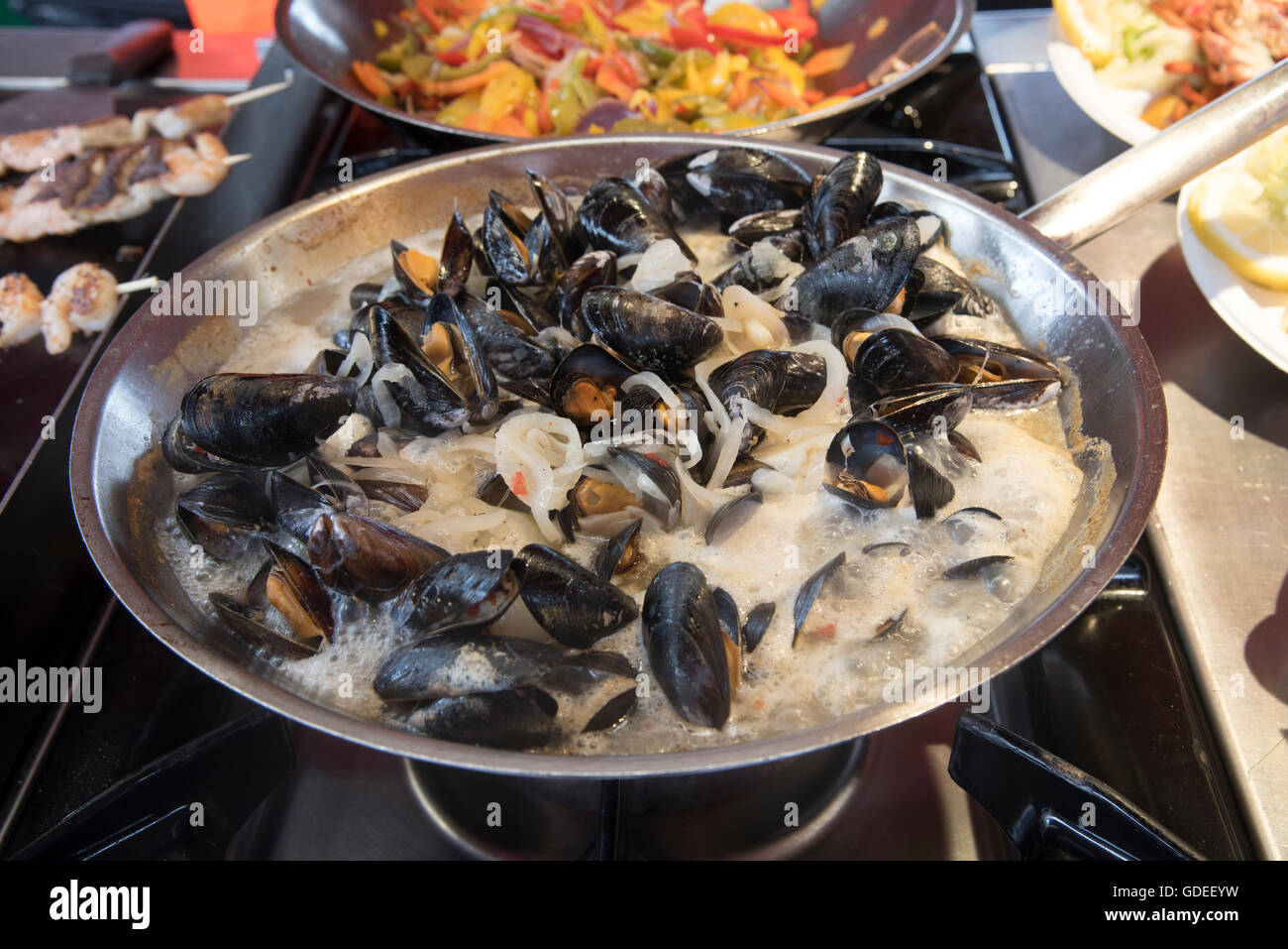 Musels fresco dal mare di essere cotti per turisti alla famosa Bergin Mercato del Pesce. Bergen, Norvegia, Hoardaland, Scandanina Foto Stock