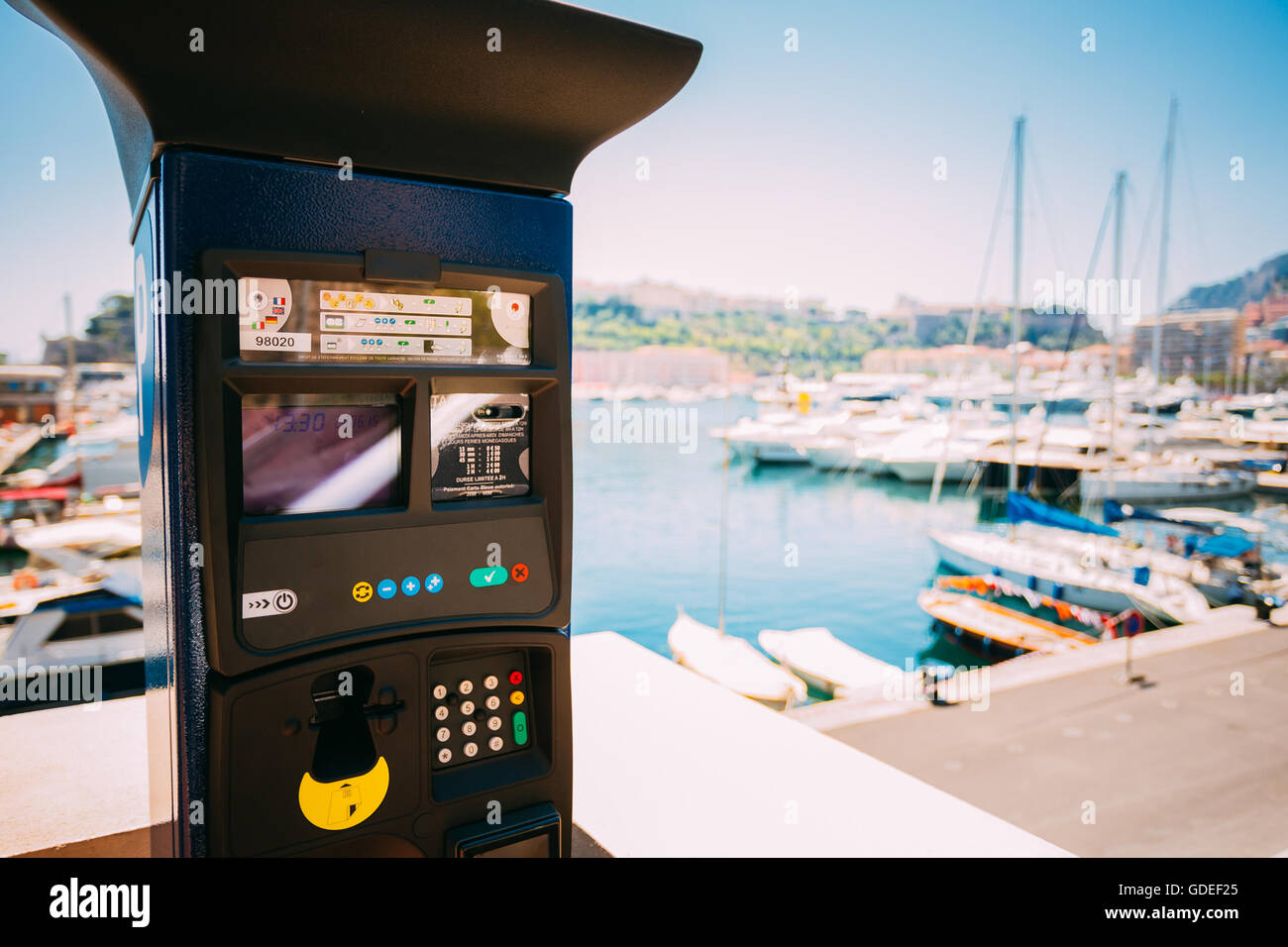 Parcheggio macchina con il pagamento elettronico al parcheggio della città Foto Stock