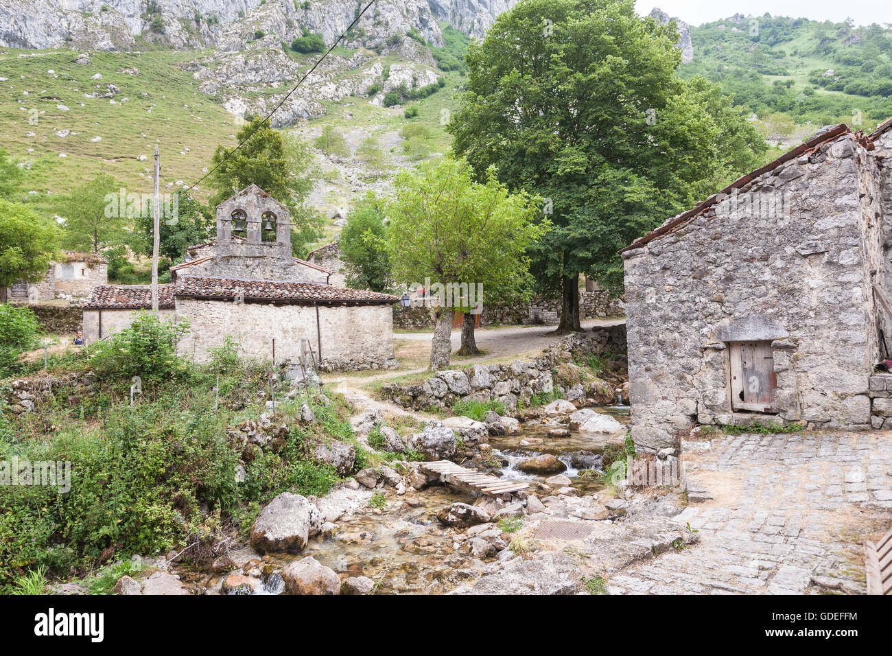 Bulnes, village,Macizo nella regione centrale,Asturias.escursionismo in Picos de Europa,Europa Parco Nazionale,Nord,Spagna,bar,cibo. Foto Stock