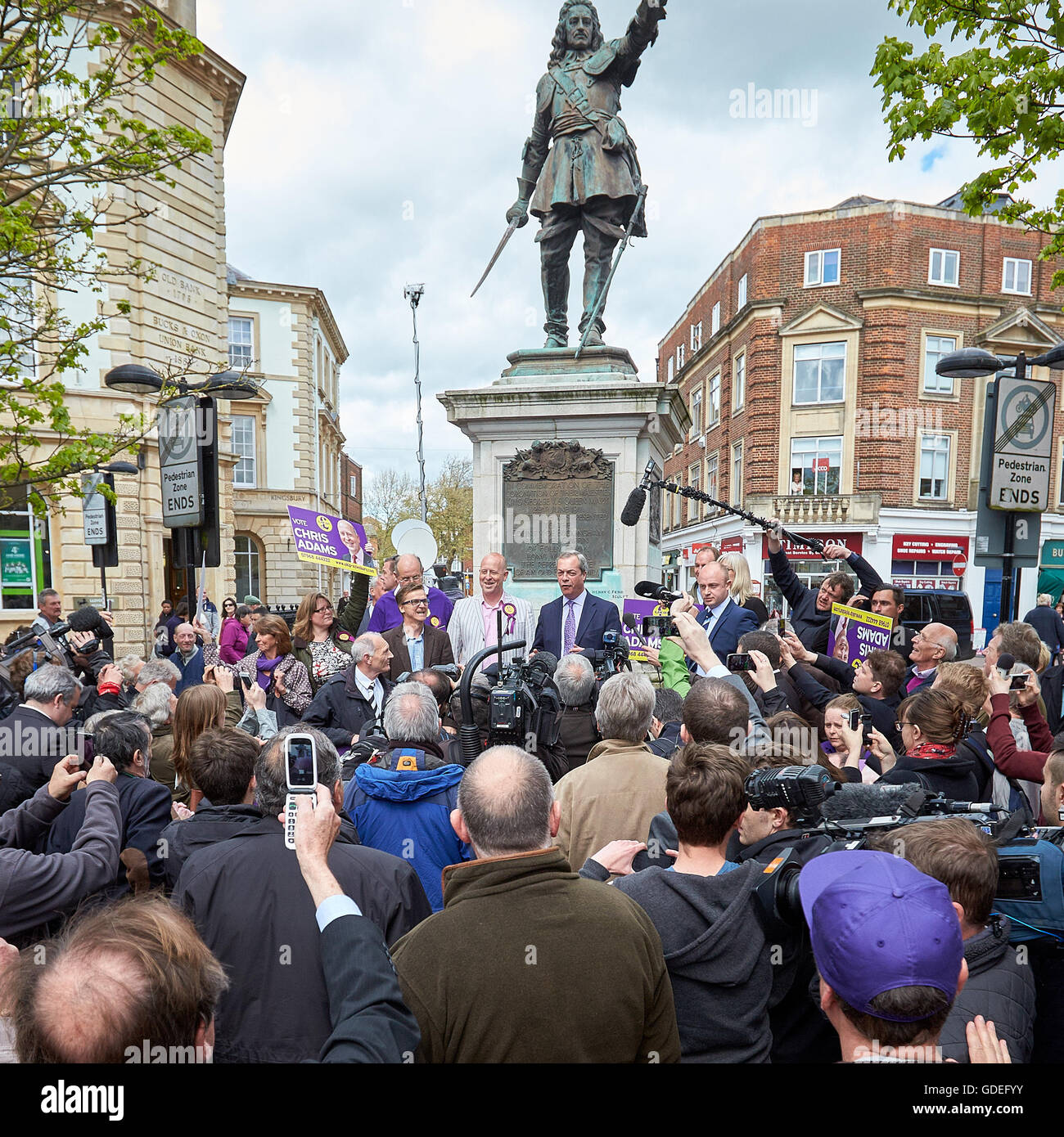 Nigel Farage (c), il UKIP leader del partito, dà un breve discorso con Chris Adams, UKIP candidato per Aylesbury Foto Stock