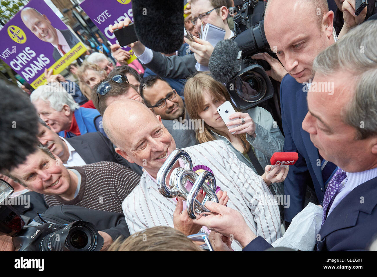 Nigel Farage (R), il UKIP leader del partito riceve un regalo da un sostenitore durante una campagna visita ad Aylesbury Foto Stock